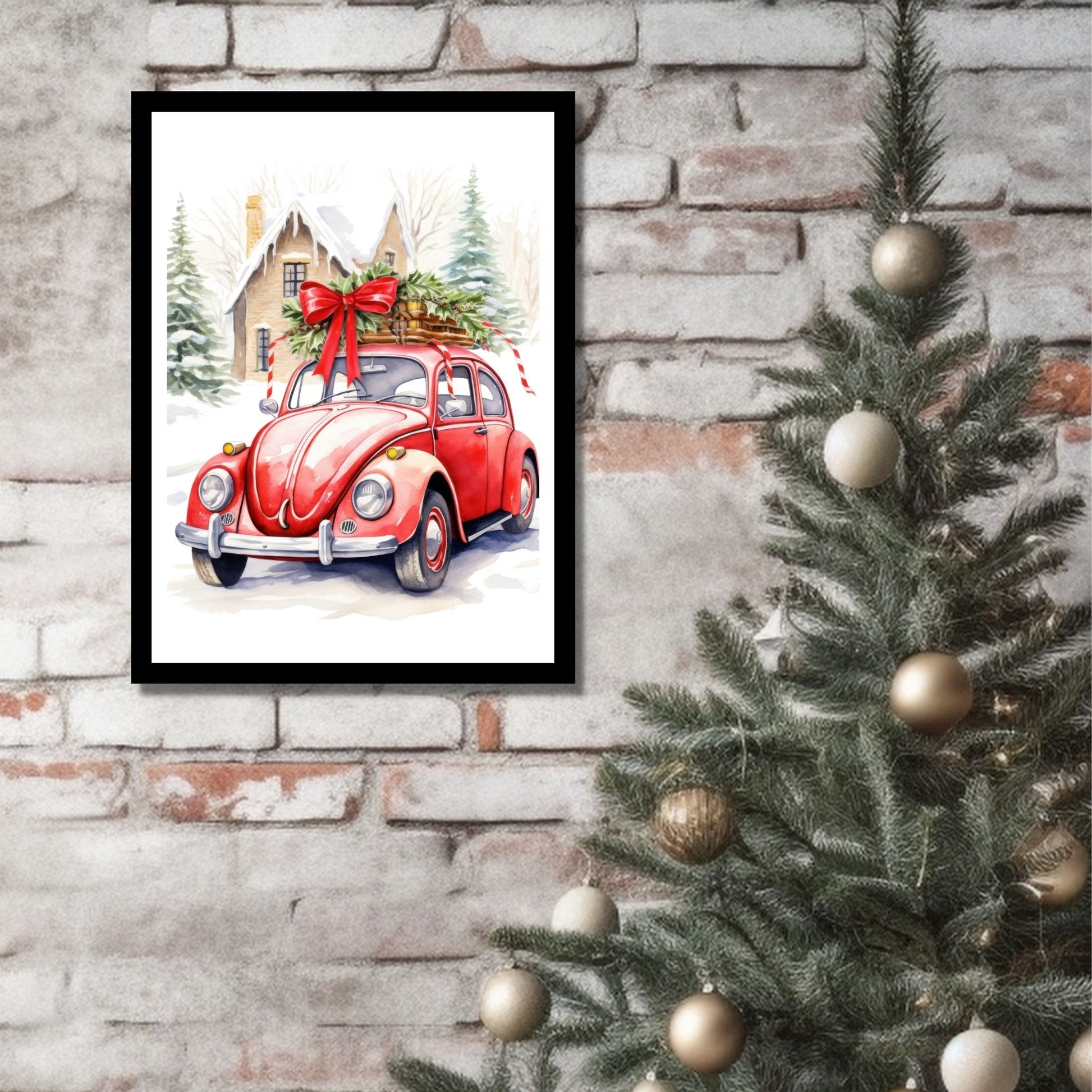 Plakat og lerret med grafisk julemotiv av gammel, rød volkswagen boble. Bilen står foran et hus, og på taket er den lastet med juledekorasjoner. På bildet henger motivet som plakaten i en sort ramme på en murvegg ved siden av et juletre.