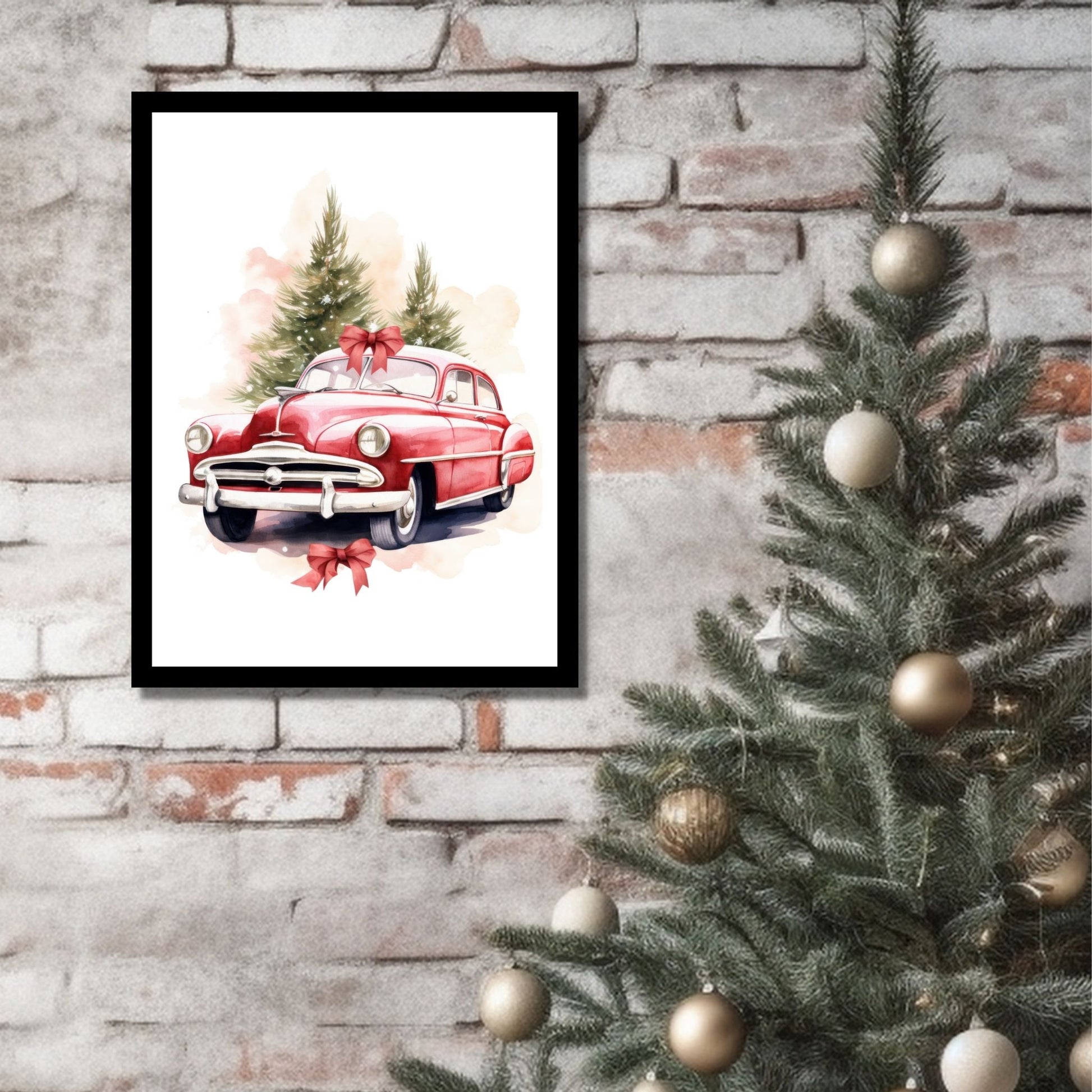 Plakat og lerret med grafisk julemotiv av gammel, rød veteranbil. Bilen kjører i en skog. På bildet henger motivet som plakaten i en sort ramme på en murvegg ved siden av et juletre.