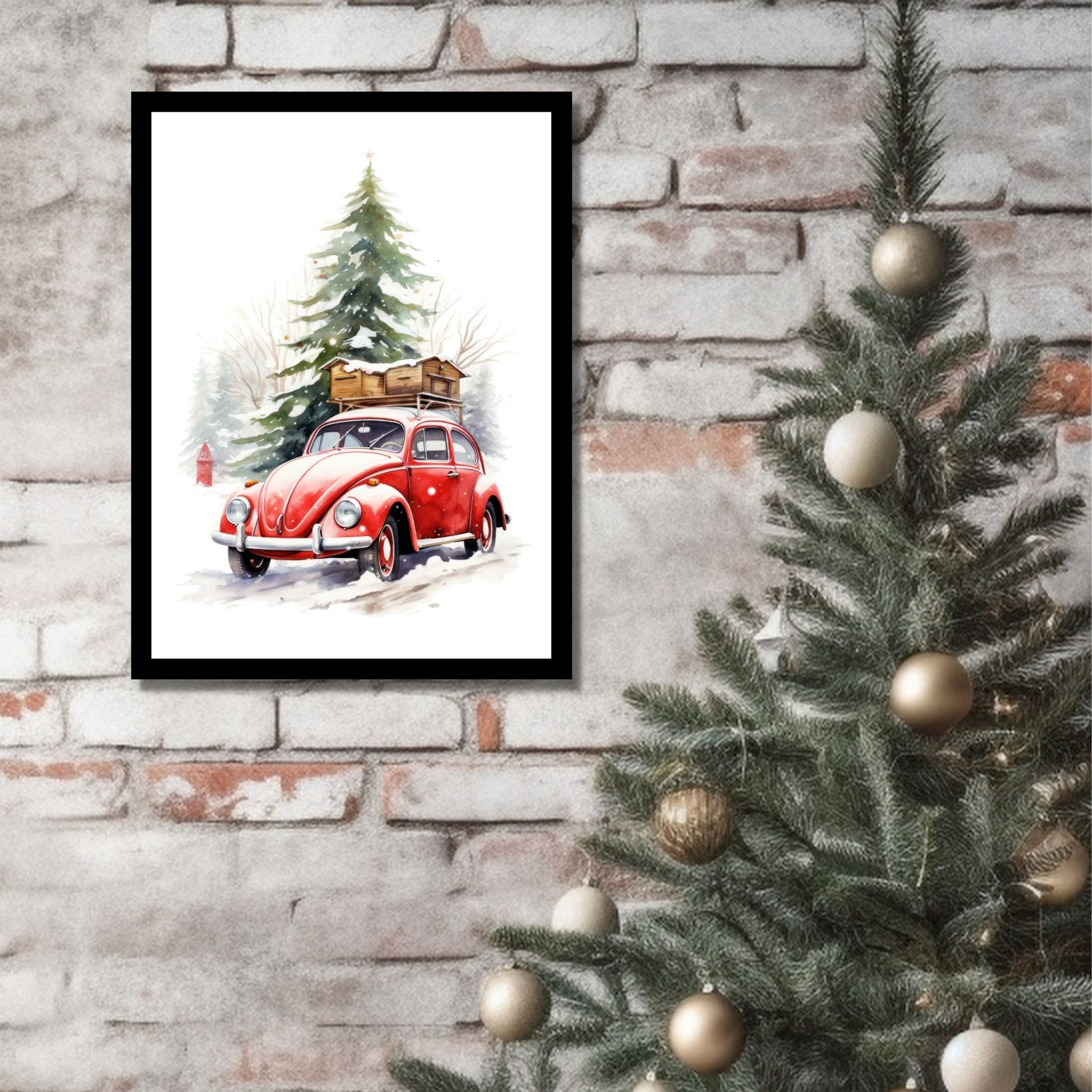 Plakat og lerret med grafisk julemotiv av gammel, rød volkswagen boble. Bilen kjører i en skog, og på taket er den lastet med trekasser. På bildet henger motivet som plakaten i en sort ramme på en murvegg ved siden av et juletre.