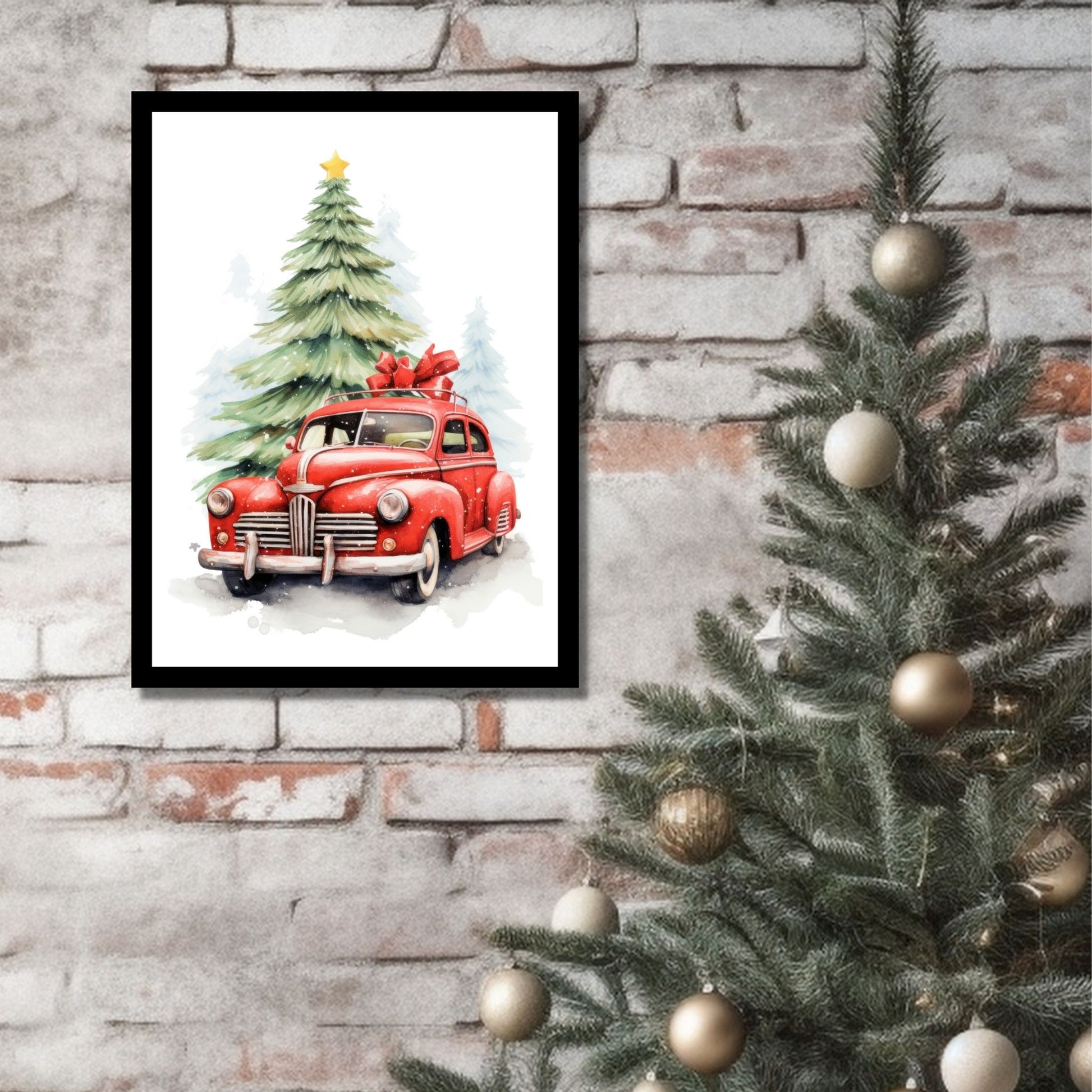 Plakat og lerret med grafisk julemotiv av gammel, rød veteranbil. Bilen kjører i en skog. På bildet henger motivet som plakaten i en sort ramme på en murvegg ved siden av et juletre.