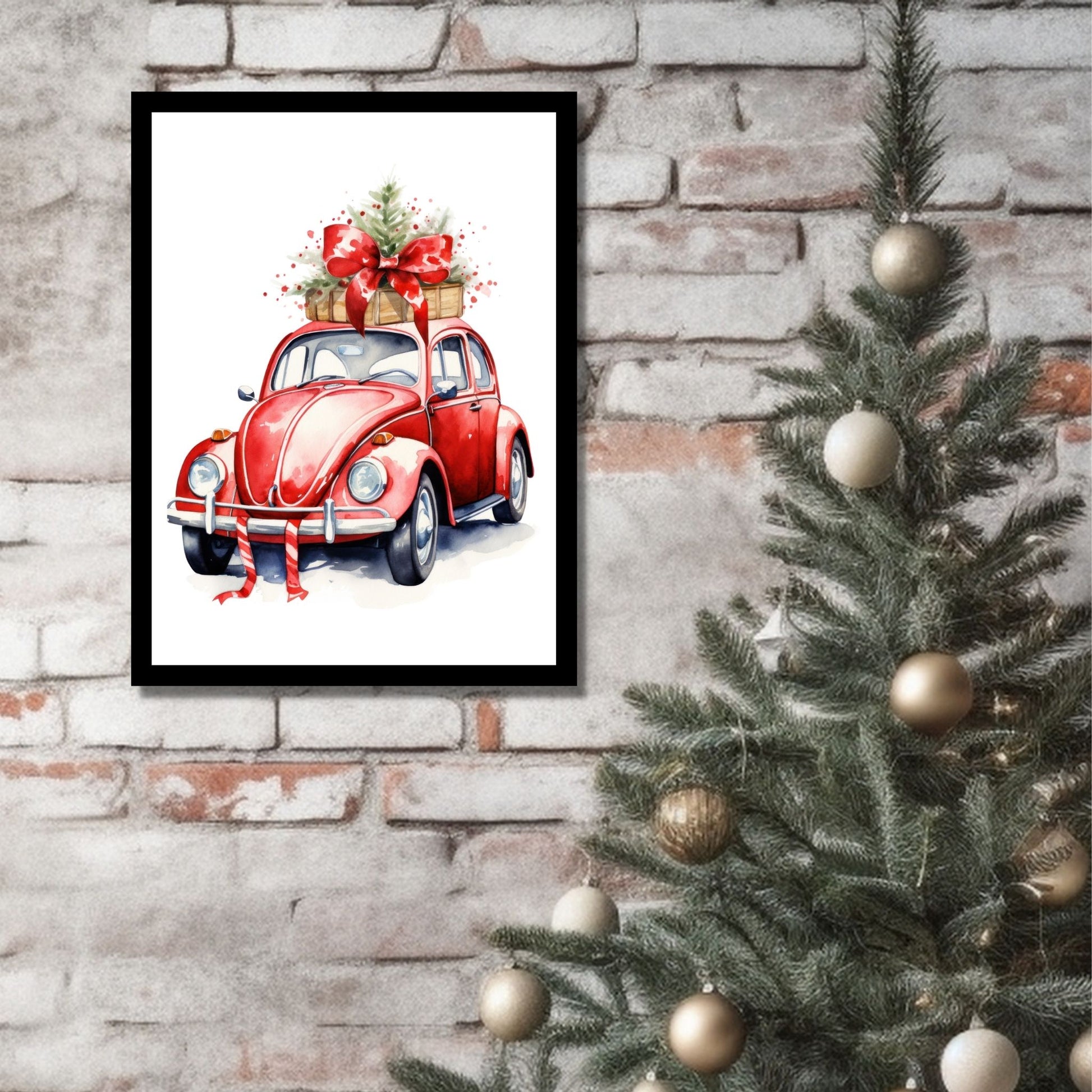 Plakat og lerret med grafisk julemotiv av gammel, rød volkswagen boble. På taket er den lastet med juledekorasjoner. På bildet henger motivet som plakaten i en sort ramme på en murvegg ved siden av et juletre.
