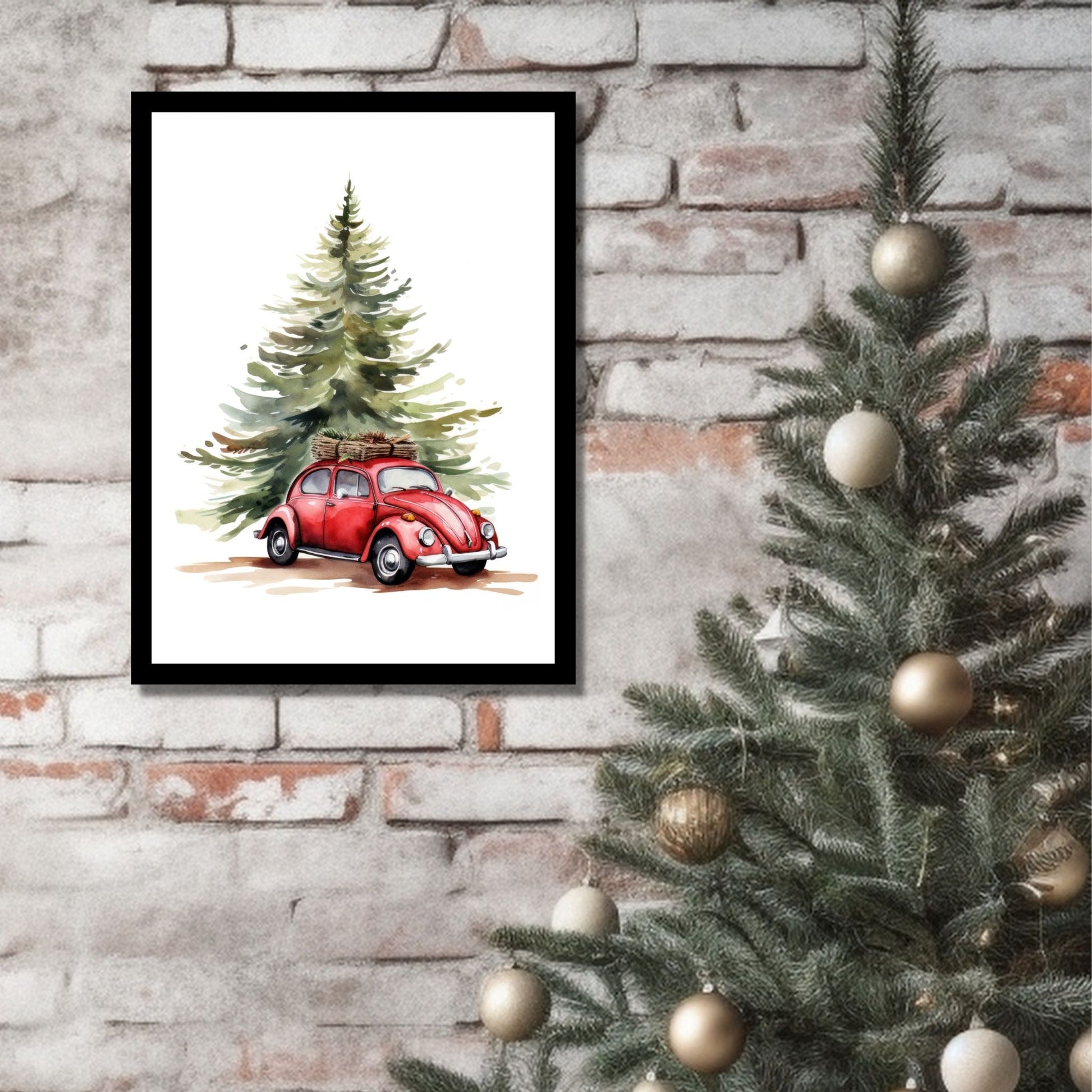 Plakat og lerret med grafisk julemotiv av gammel, rød volkswagen boble. Bilen kjører i en skog, og på taket er den lastet med trekasser. På bildet henger motivet som plakaten i en sort ramme på en murvegg ved siden av et juletre.