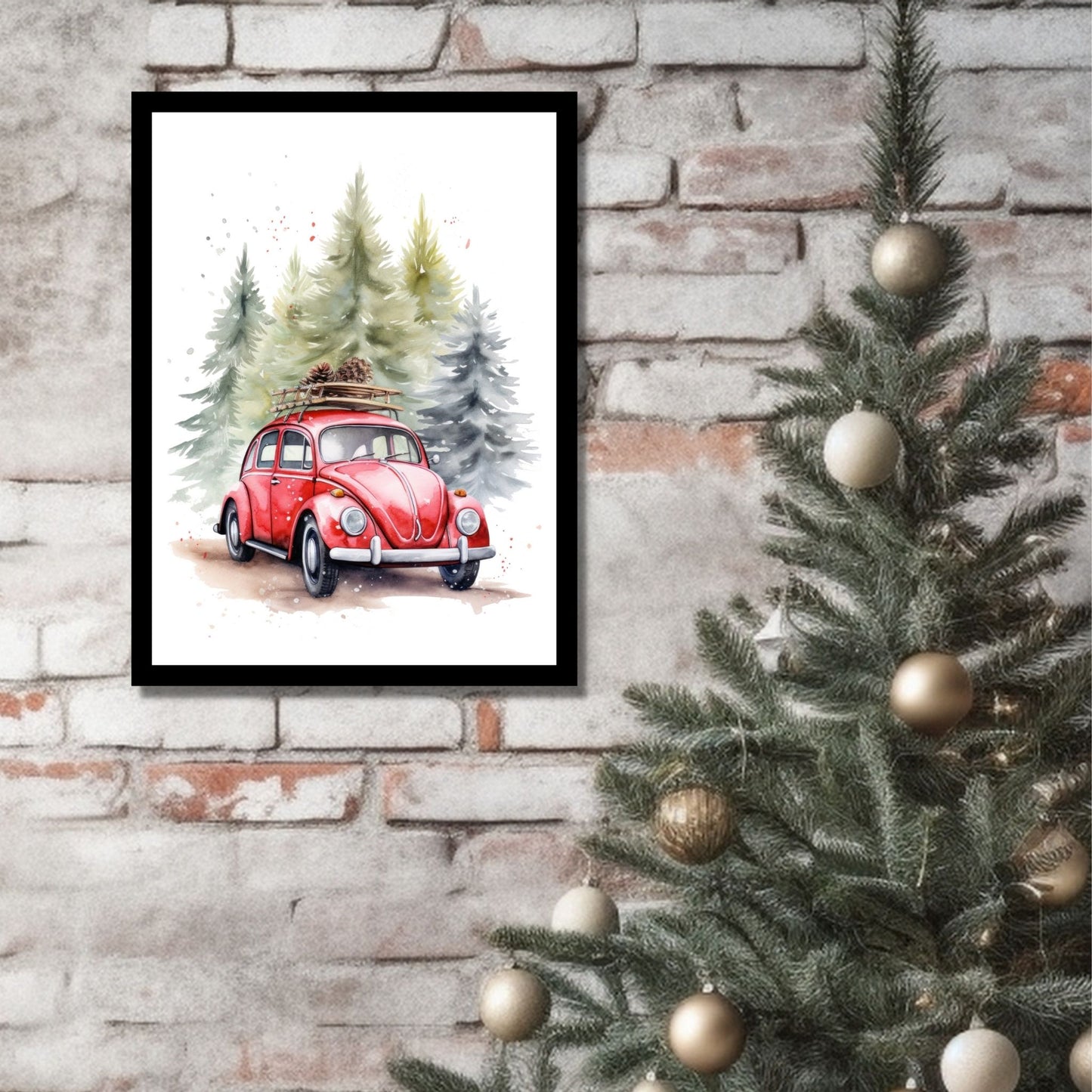 Plakat og lerret med grafisk julemotiv av gammel, rød volkswagen boble. Bilen kjører i en skog, og på taket er den lastet med furukongler. På bildet henger motivet som plakaten i en sort ramme på en murvegg ved siden av et juletre.