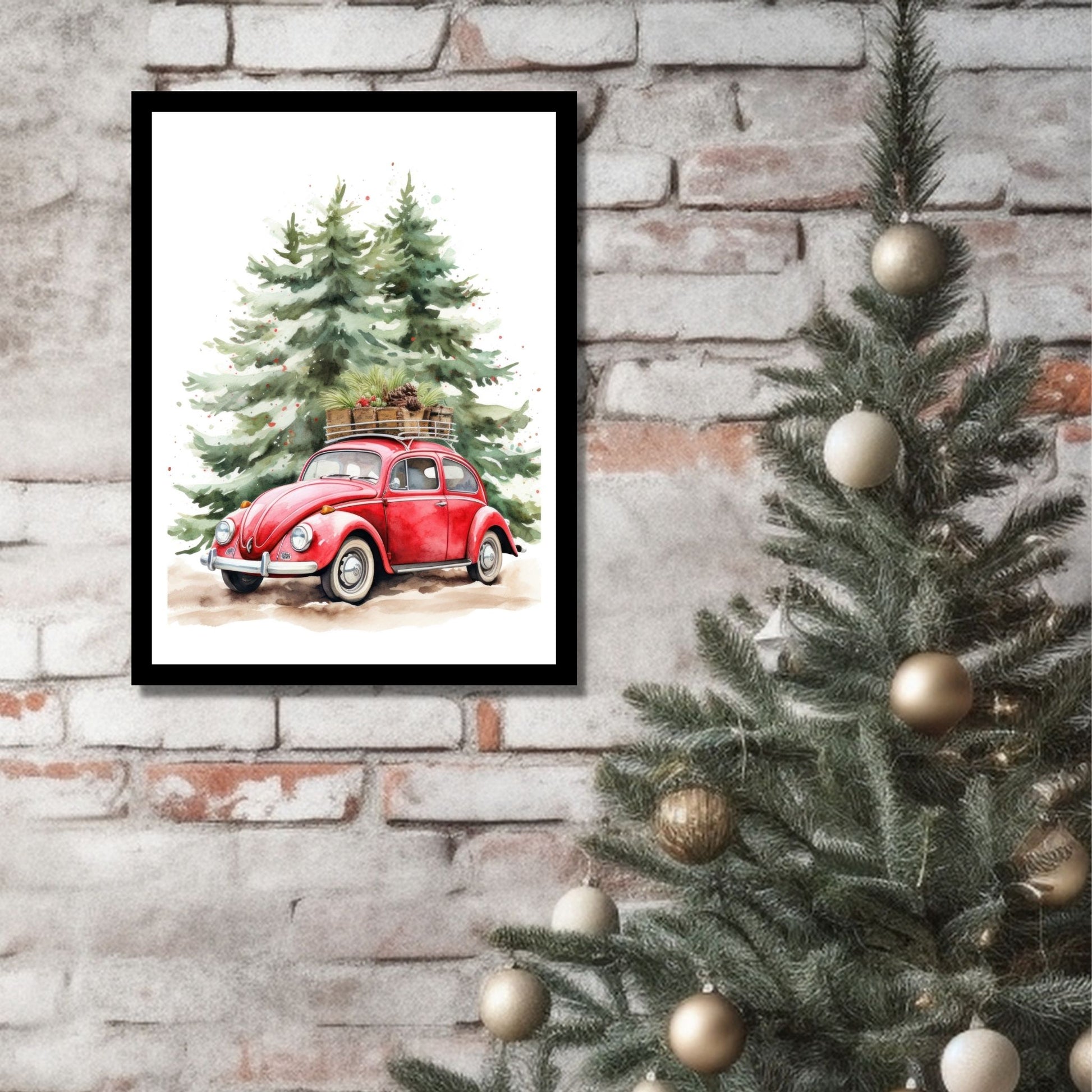 Plakat og lerret med grafisk julemotiv av gammel, rød volkswagen boble. Bilen kjører i en skog, og på taket er den lastet med juledekorasjoner. På bildet henger motivet som plakaten i en sort ramme på en murvegg ved siden av et juletre.