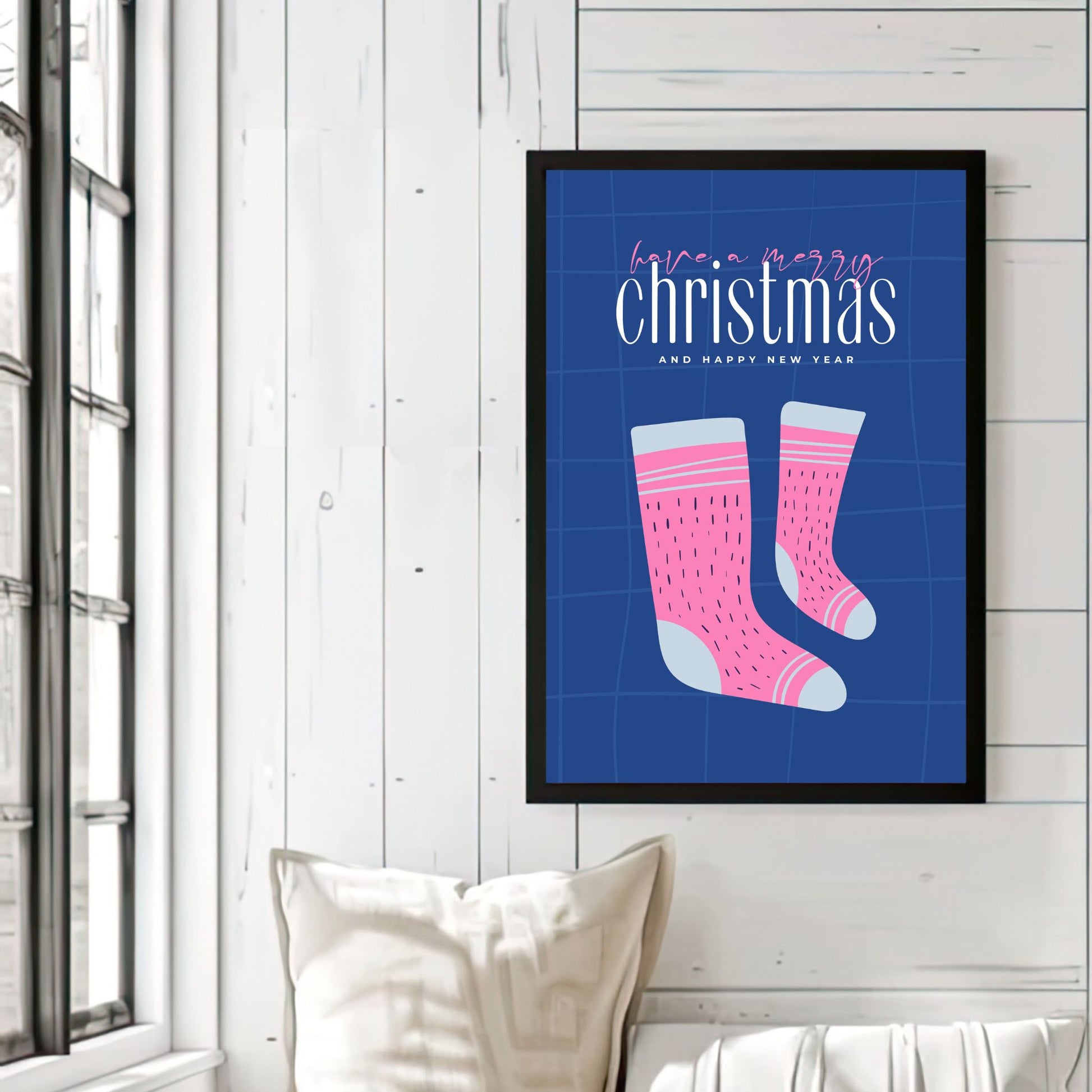 Denne unike plakaten viser et par søte, rosa julestrømper mot en blå bakgrunn, som skaper en kontrast som fanger blikket. Illustrasjonsfoto viser plakat i sort ramme.