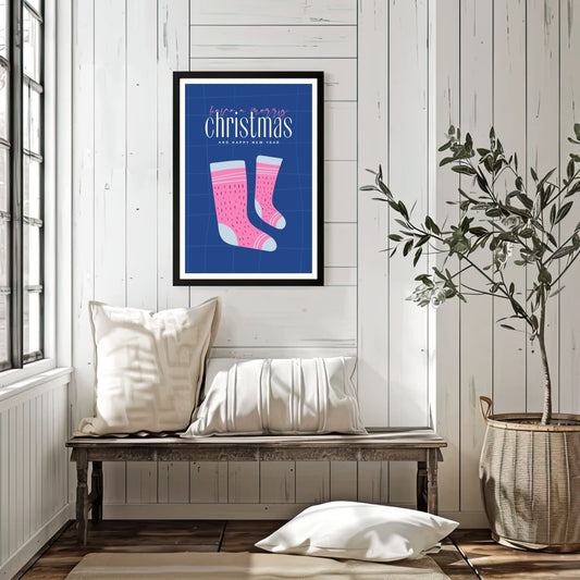 Denne unike plakaten viser et par søte, rosa julestrømper mot en blå bakgrunn, som skaper en kontrast som fanger blikket. Illustrasjonsfoto viser plakat i sort ramme.