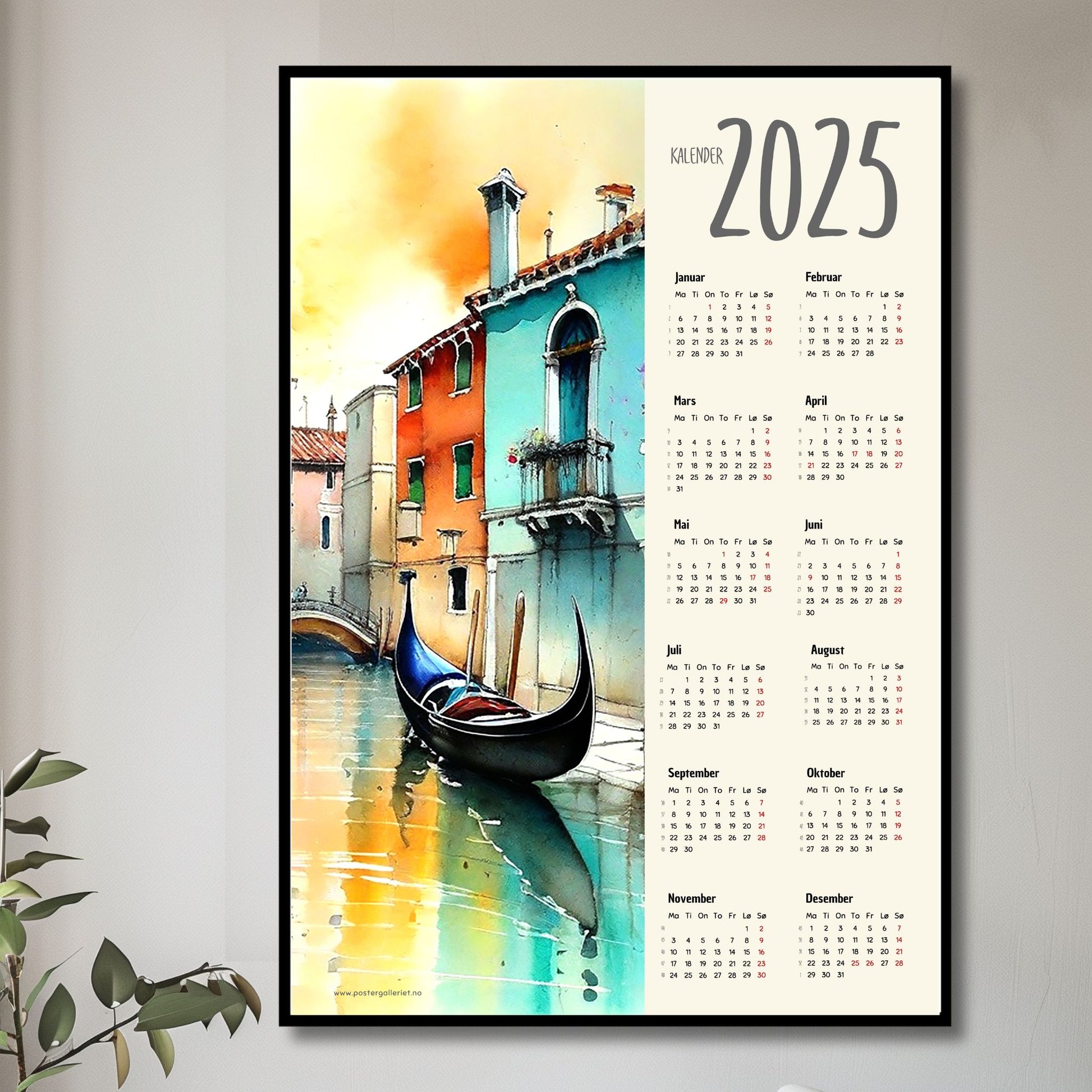 Planlegg året med stil med Kalender 2025! Kalenderen er både funksjonell og dekorativ, og passer perfekt på veggen. Ilustrasjonsfoto viser kalender i sort ramme.