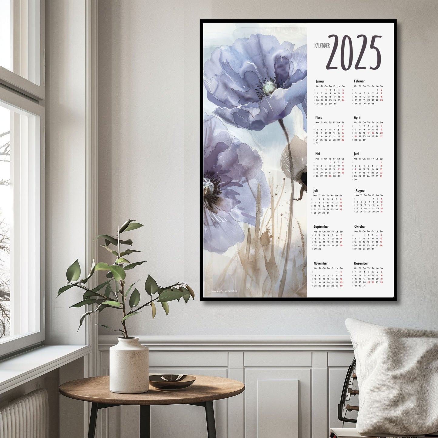 Planlegg året med stil med Kalender 2025! Kalenderen er både funksjonell og dekorativ, og passer perfekt på veggen. Ilustrasjonsfoto viser kalender i sort ramme.