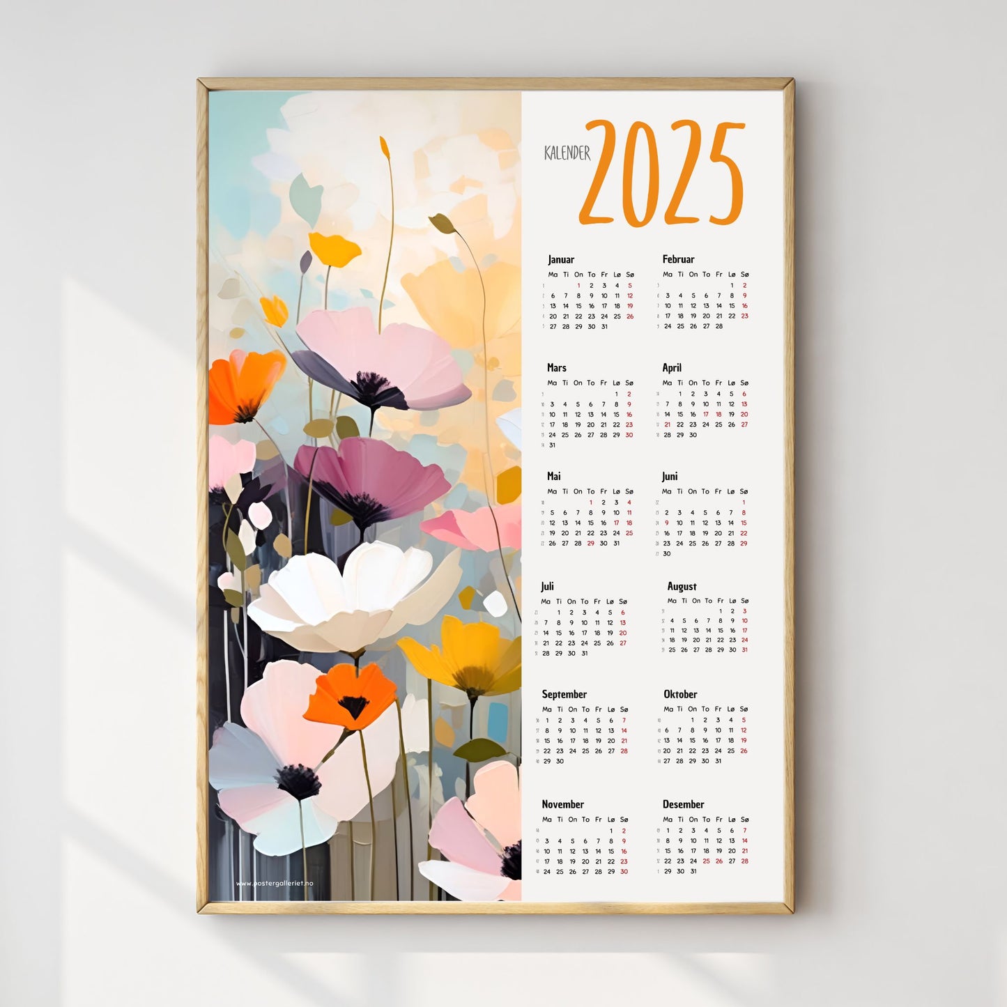Planlegg året med stil med Kalender 2025! Kalenderen er både funksjonell og dekorativ, og passer perfekt på veggen. Ilustrasjonsfoto viser kalender i lys ramme.