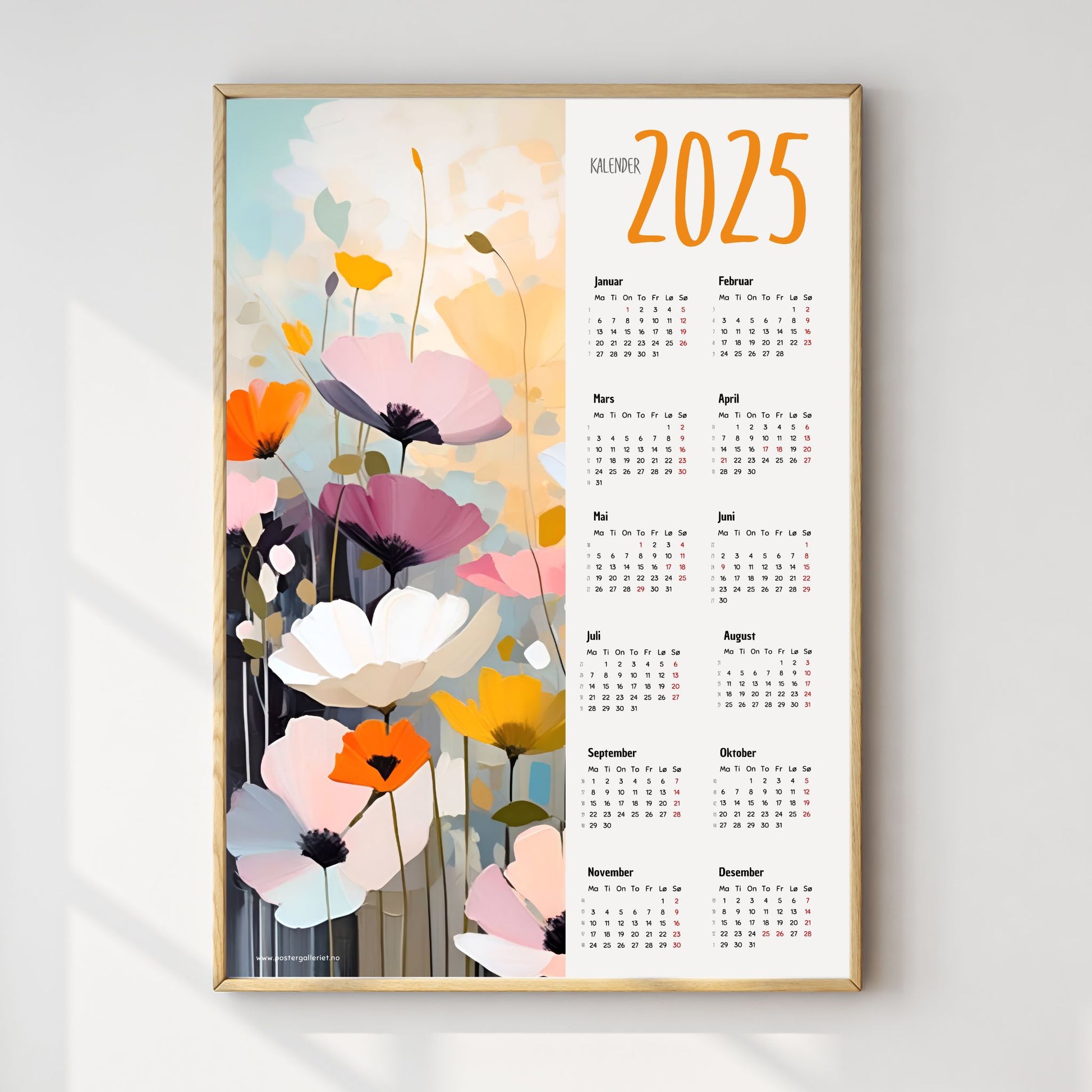 Planlegg året med stil med Kalender 2025! Kalenderen er både funksjonell og dekorativ, og passer perfekt på veggen. Ilustrasjonsfoto viser kalender i lys ramme.