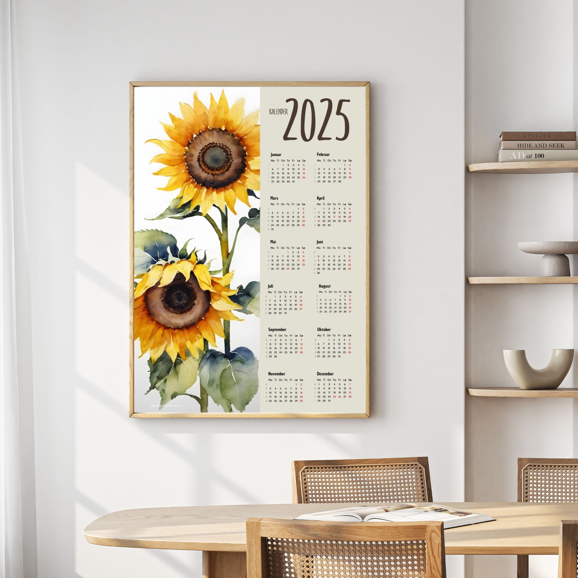 Planlegg året med stil med Kalender 2025! Kalenderen er både funksjonell og dekorativ, og passer perfekt på veggen. Ilustrasjonsfoto viser kalender i lys ramme.