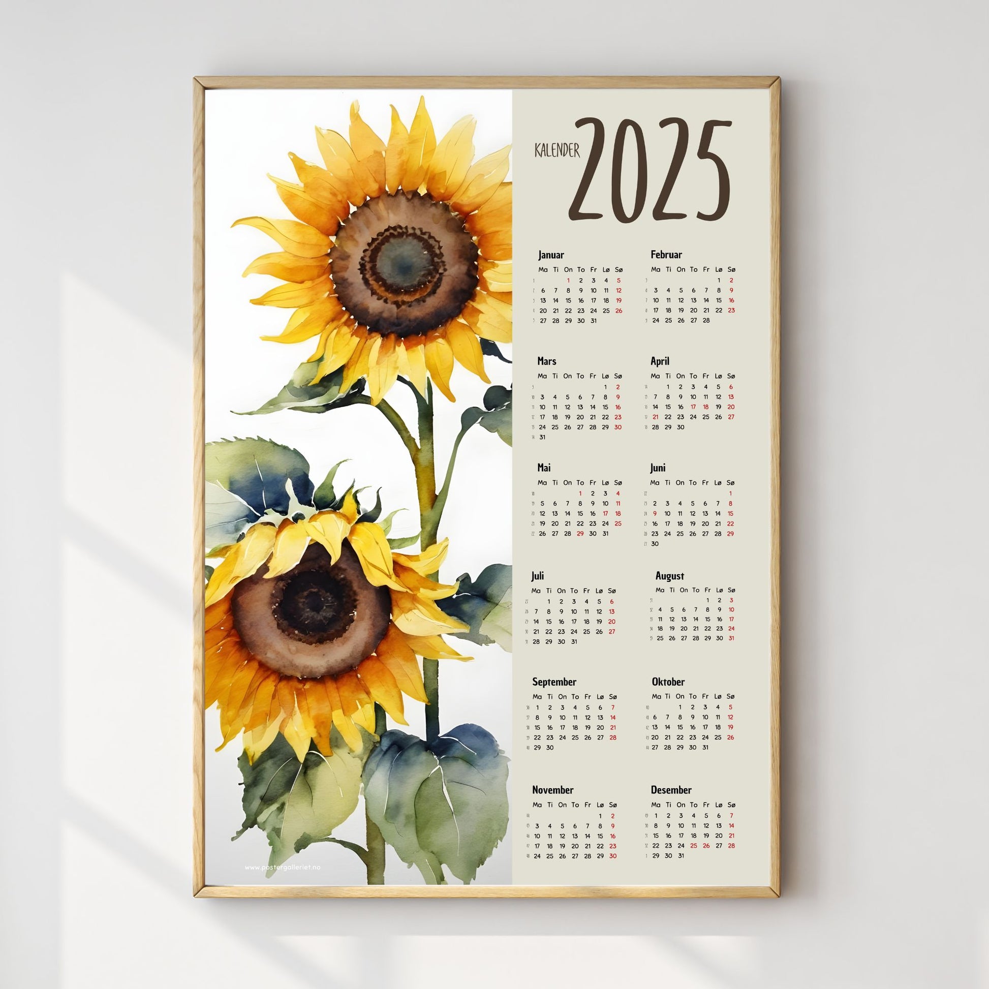 Planlegg året med stil med Kalender 2025! Kalenderen er både funksjonell og dekorativ, og passer perfekt på veggen. Ilustrasjonsfoto viser kalender i lys ramme.