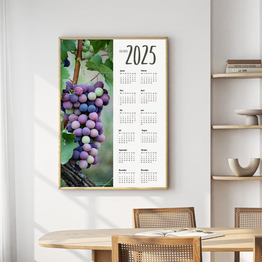 Planlegg året med stil med Kalender 2025! Kalenderen er både funksjonell og dekorativ, og passer perfekt på veggen. Ilustrasjonsfoto viser kalender i lys ramme.
