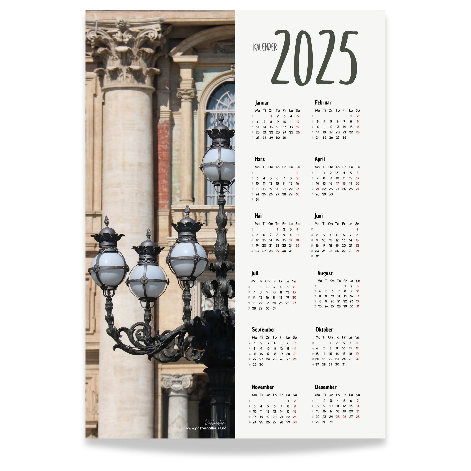Planlegg året med stil med Kalender 2025! Kalenderen er både funksjonell og dekorativ, og passer perfekt på veggen.  