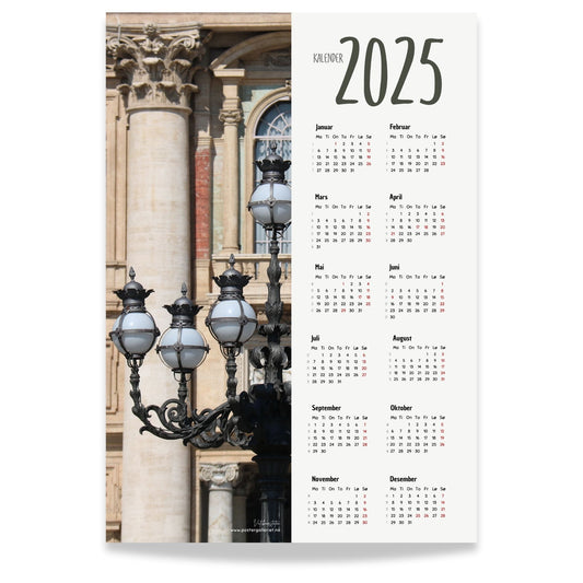 Planlegg året med stil med Kalender 2025! Kalenderen er både funksjonell og dekorativ, og passer perfekt på veggen.  