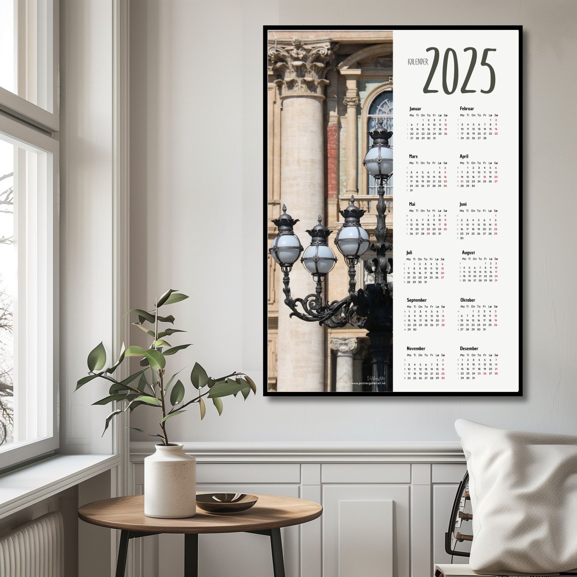 Planlegg året med stil med Kalender 2025! Kalenderen er både funksjonell og dekorativ, og passer perfekt på veggen. Ilustrasjonsfoto viser kalender i sort ramme.