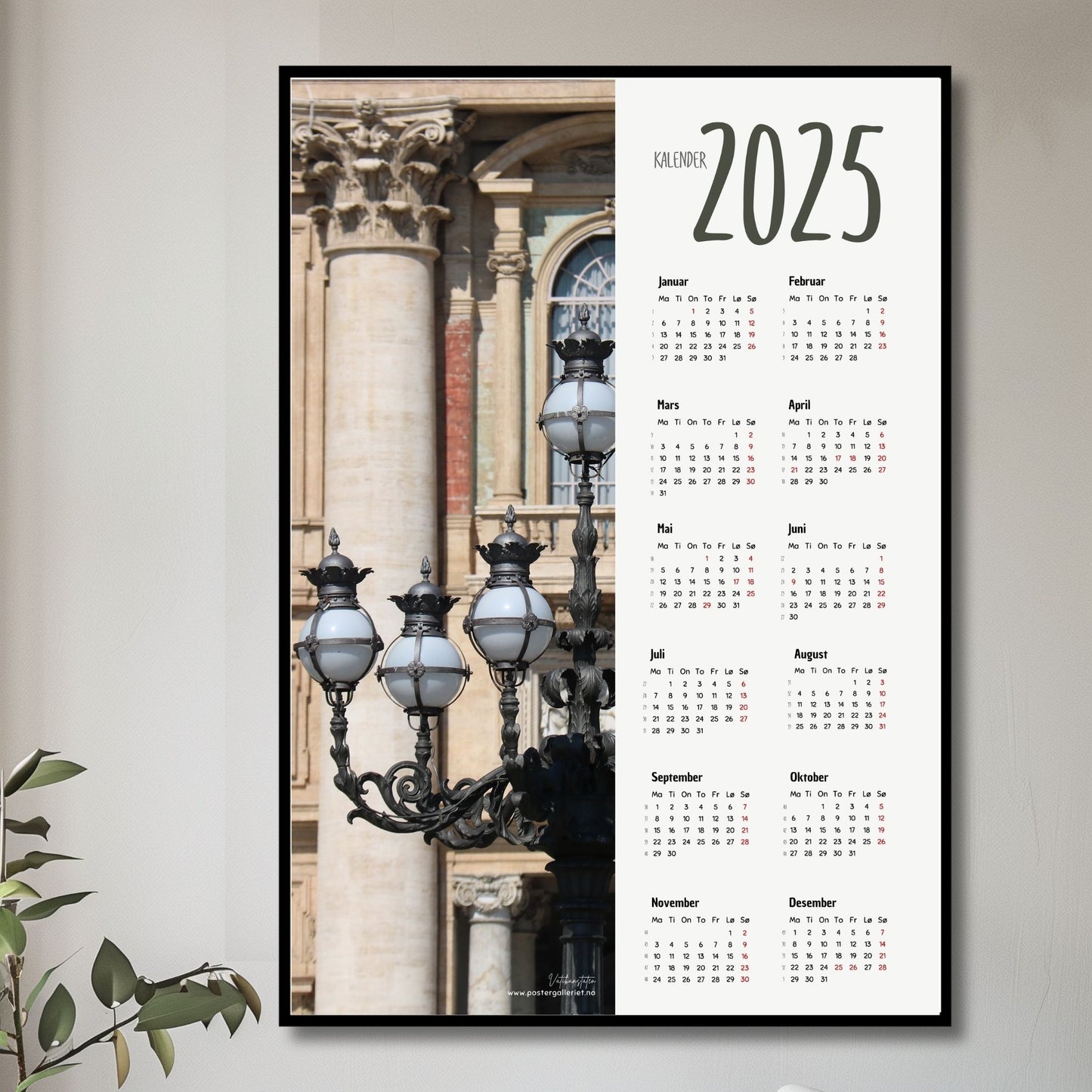 Planlegg året med stil med Kalender 2025! Kalenderen er både funksjonell og dekorativ, og passer perfekt på veggen. Ilustrasjonsfoto viser kalender i sort ramme.