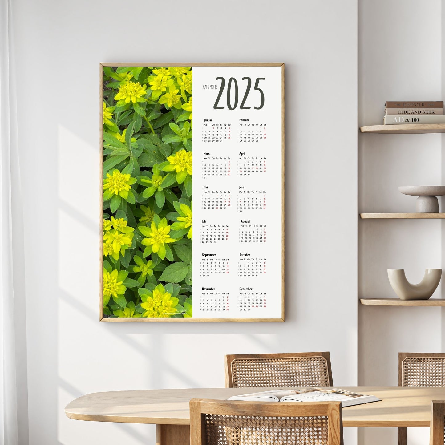 Planlegg året med stil med Kalender 2025! Kalenderen er både funksjonell og dekorativ, og passer perfekt på veggen. Ilustrasjonsfoto viser kalender i lys ramme.