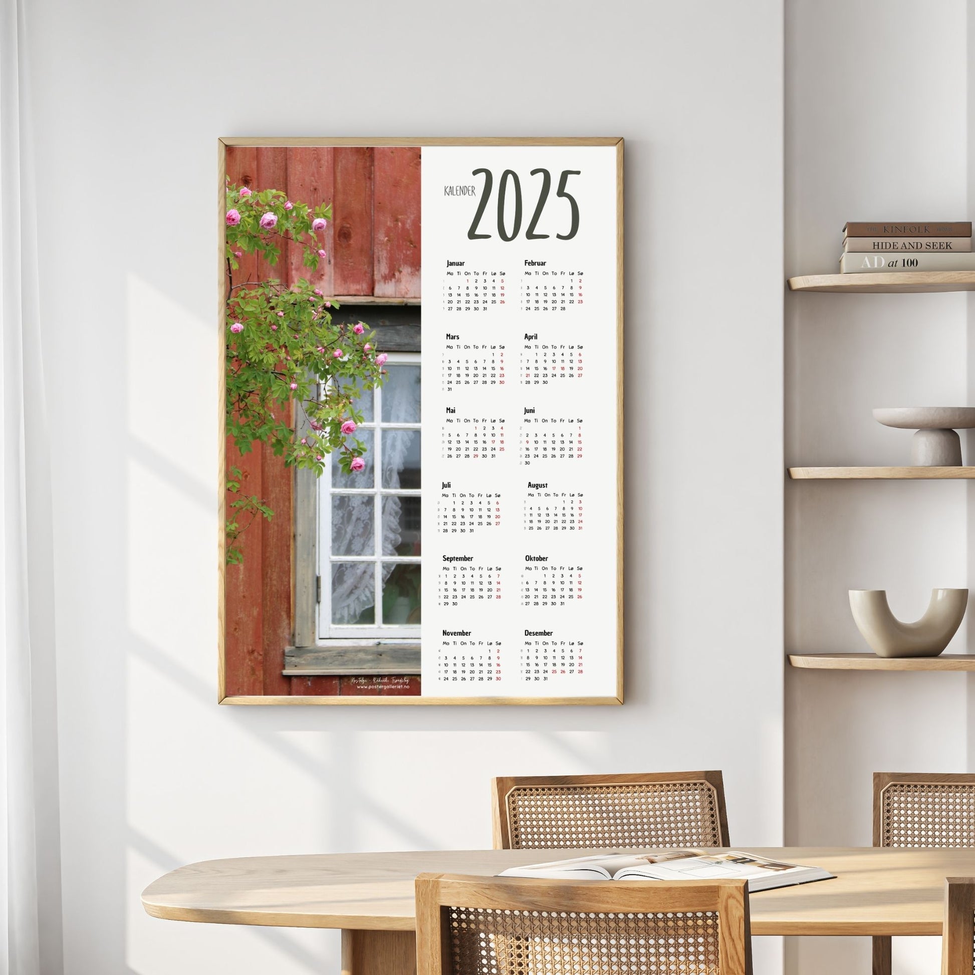 Planlegg året med stil med Kalender 2025! Kalenderen er både funksjonell og dekorativ, og passer perfekt på veggen. Ilustrasjonsfoto viser kalender i lys ramme.