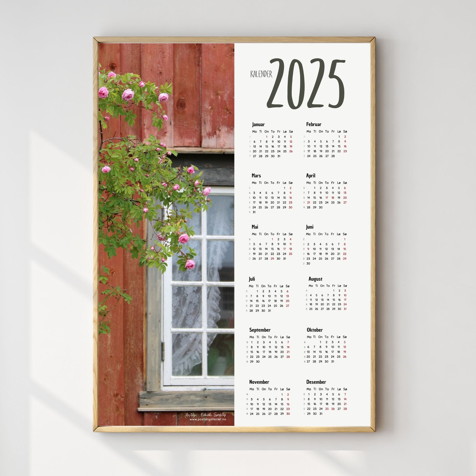Planlegg året med stil med Kalender 2025! Kalenderen er både funksjonell og dekorativ, og passer perfekt på veggen. Ilustrasjonsfoto viser kalender i lys ramme.
