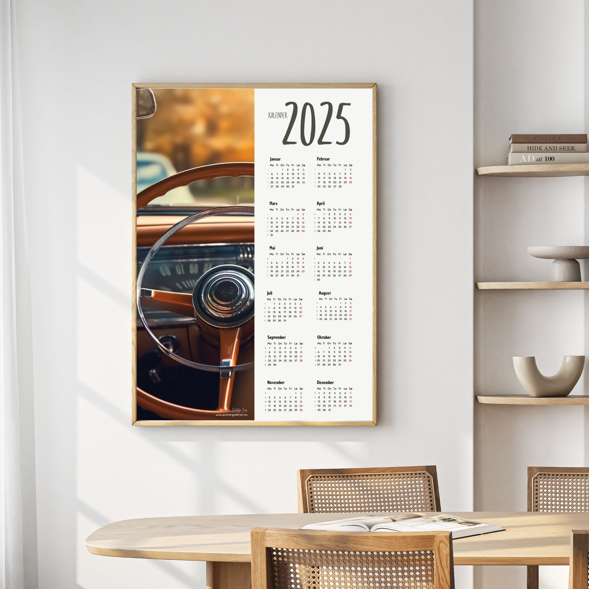 Planlegg året med stil med Kalender 2025! Kalenderen er både funksjonell og dekorativ, og passer perfekt på veggen. Ilustrasjonsfoto viser kalender i lys ramme.