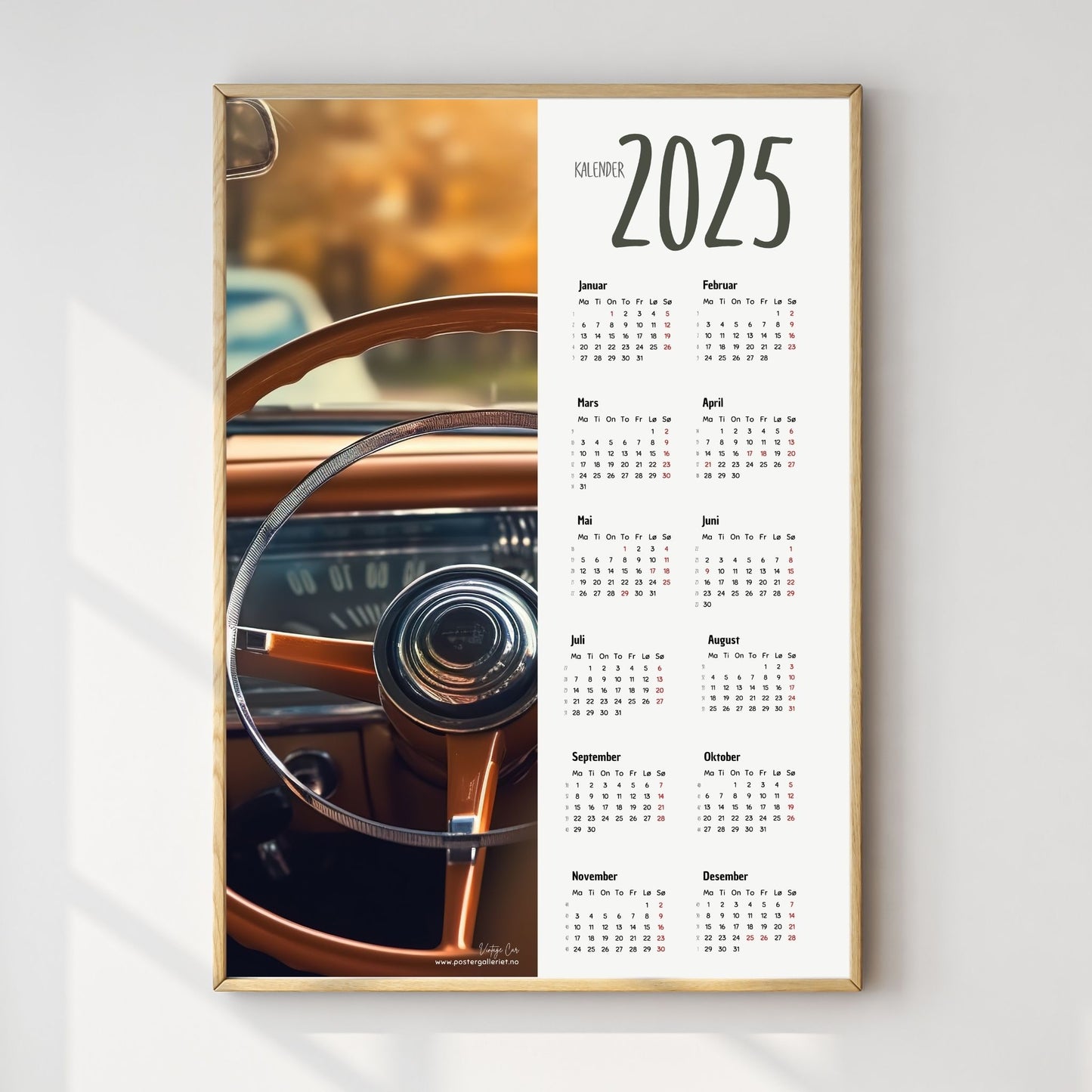 Planlegg året med stil med Kalender 2025! Kalenderen er både funksjonell og dekorativ, og passer perfekt på veggen. Ilustrasjonsfoto viser kalender i lys ramme.