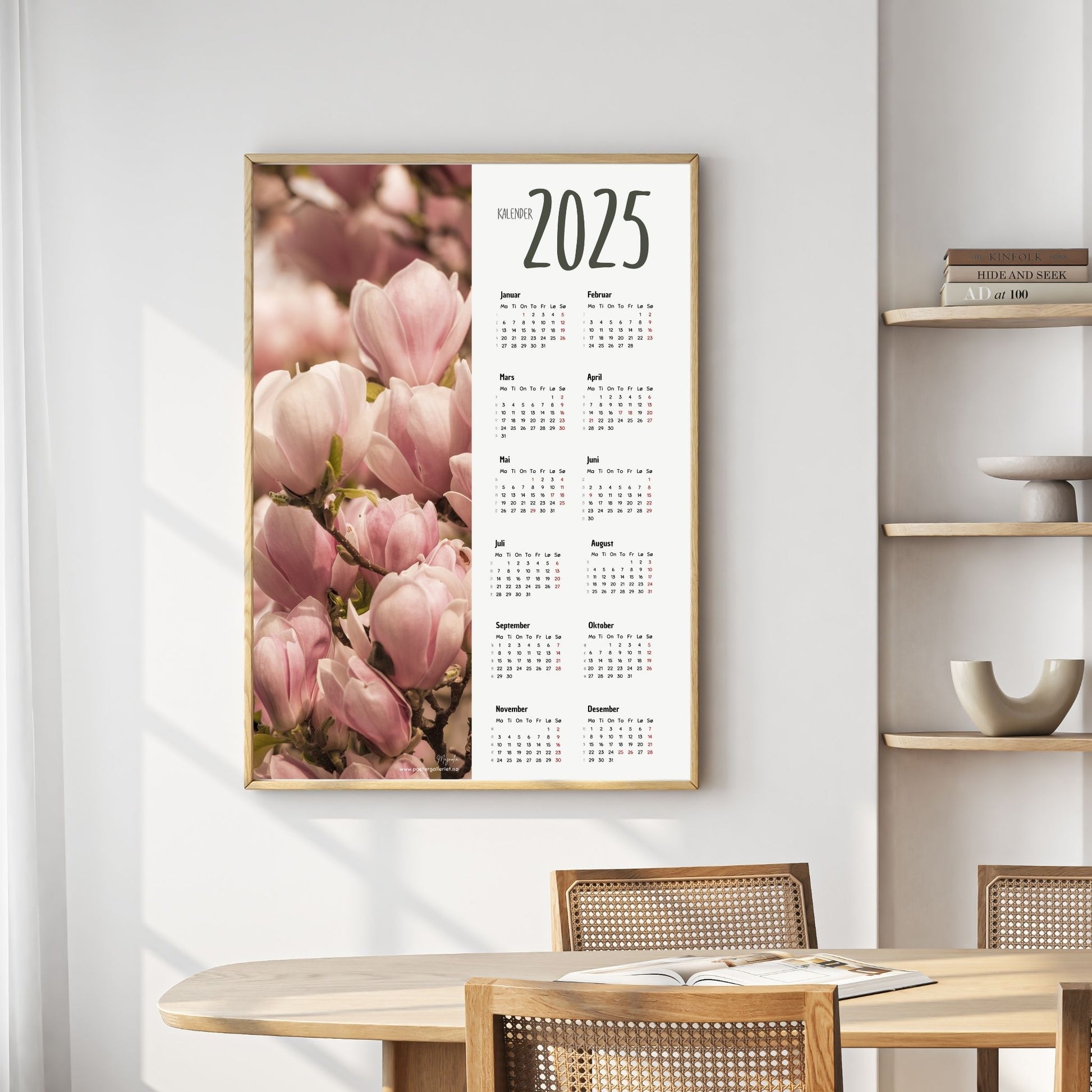 Planlegg året med stil med Kalender 2025! Kalenderen er både funksjonell og dekorativ, og passer perfekt på veggen. Ilustrasjonsfoto viser kalender i lys ramme.