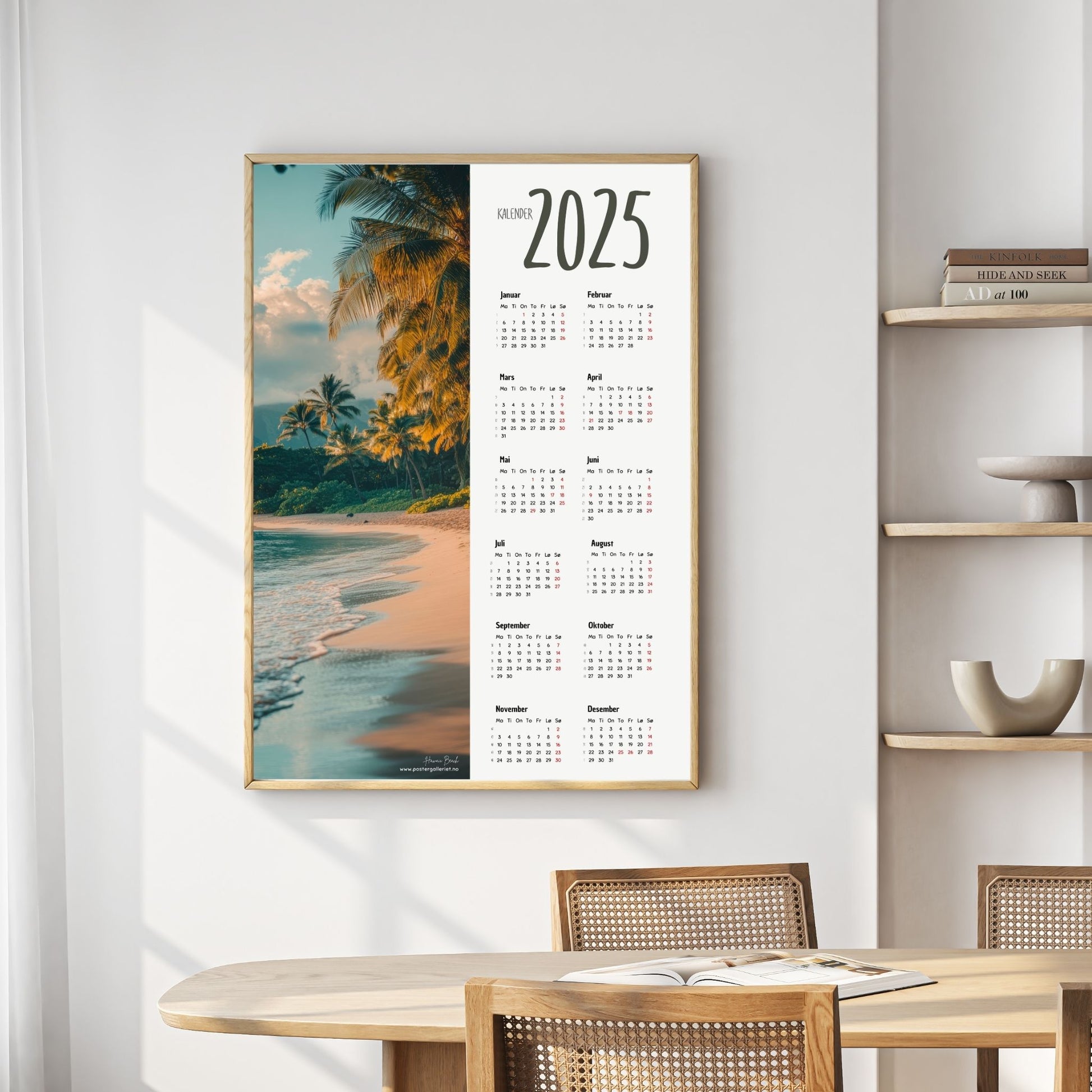Planlegg året med stil med Kalender 2025! Kalenderen er både funksjonell og dekorativ, og passer perfekt på veggen. Illustrasjonsfoto viser plakat i lys ramme.