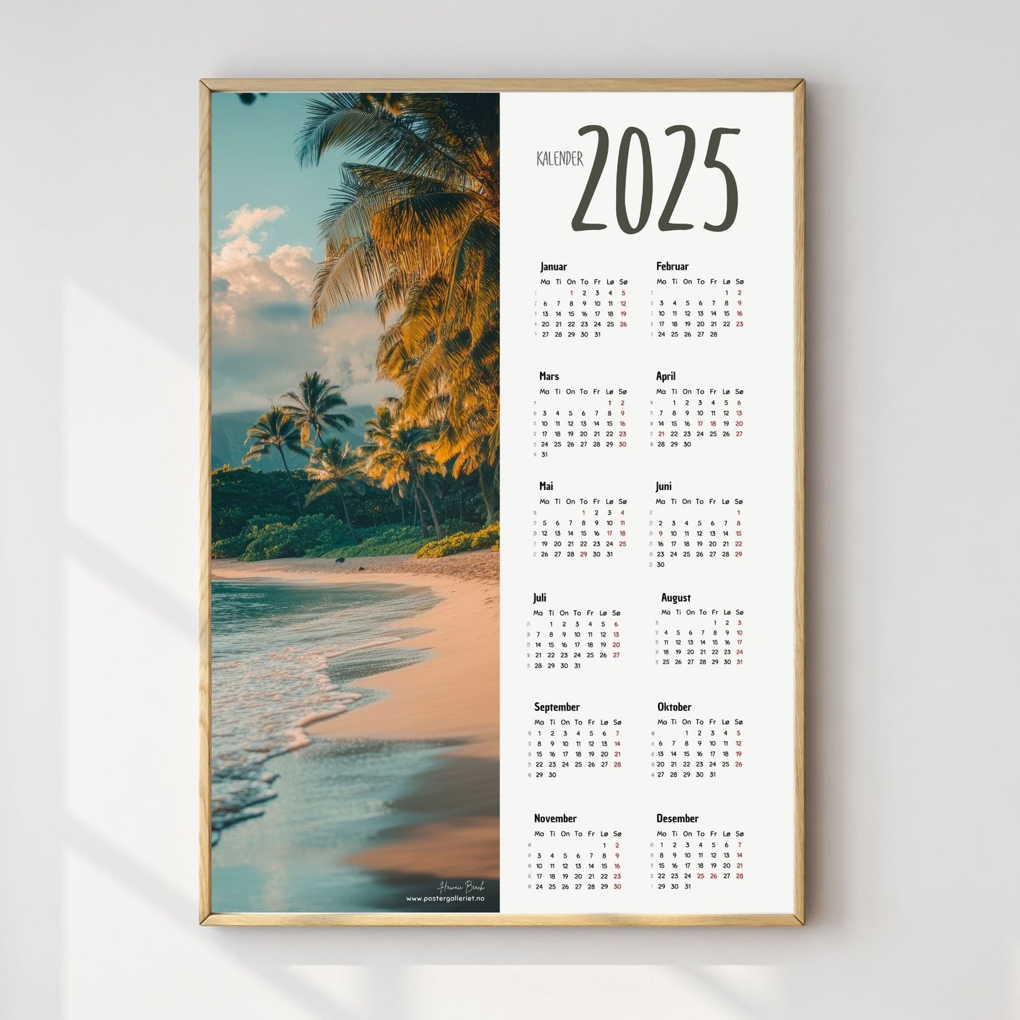 Planlegg året med stil med Kalender 2025! Kalenderen er både funksjonell og dekorativ, og passer perfekt på veggen. Illustrasjonsfoto viser plakat i lys ramme.