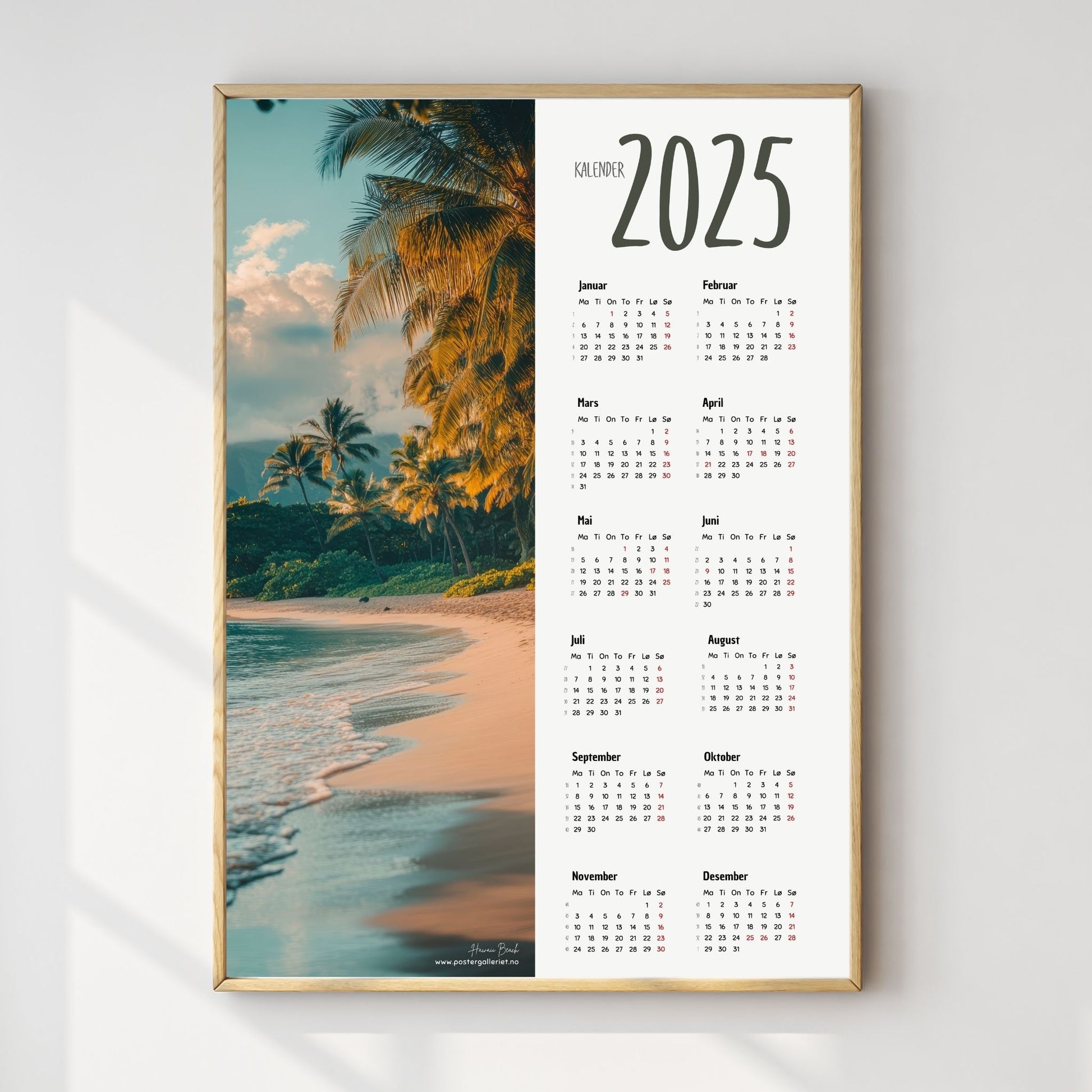 Planlegg året med stil med Kalender 2025! Kalenderen er både funksjonell og dekorativ, og passer perfekt på veggen. Illustrasjonsfoto viser plakat i lys ramme.