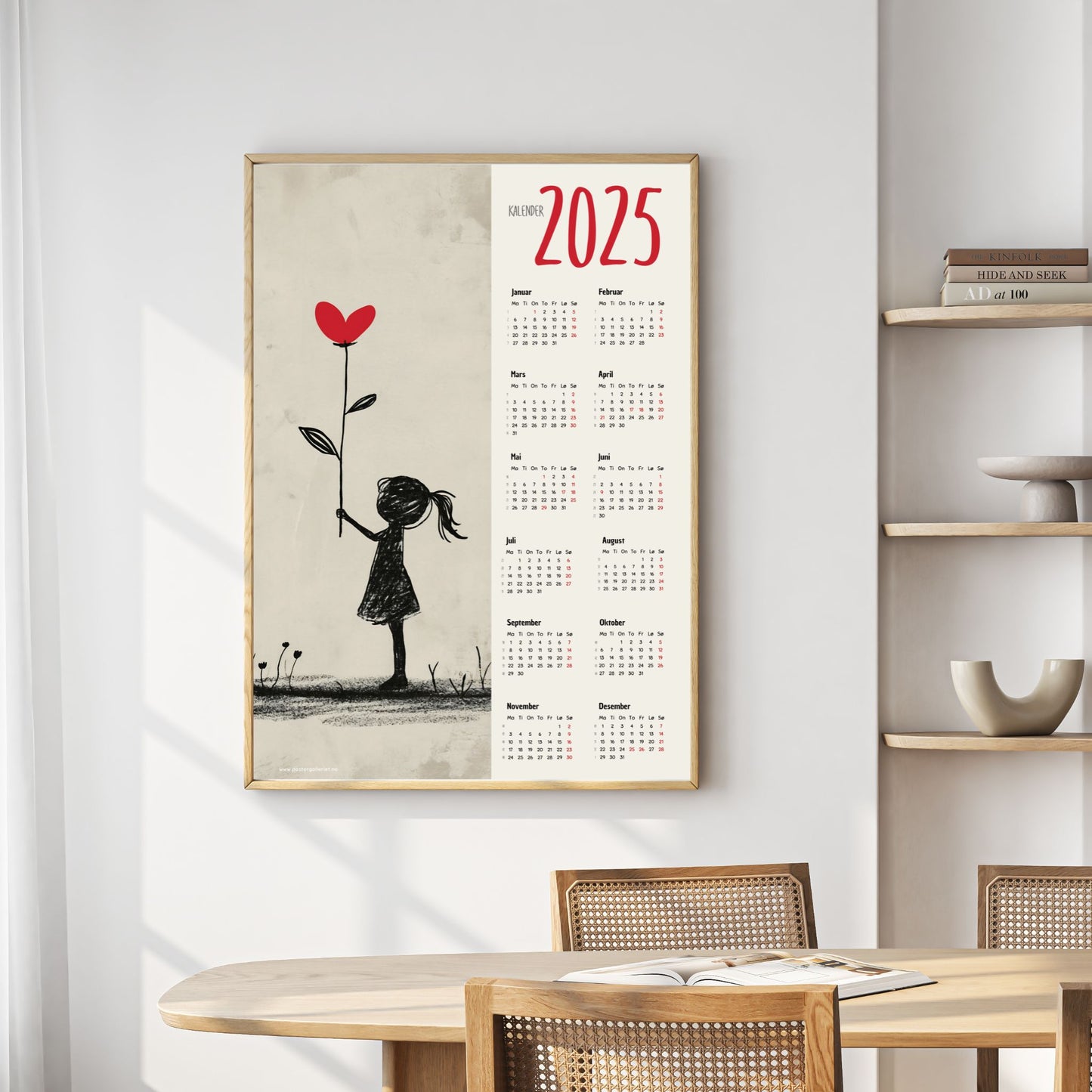 Planlegg året med stil med Kalender 2025! Kalenderen er både funksjonell og dekorativ, og passer perfekt på veggen. Ilustrasjonsfoto viser kalender i lys ramme.