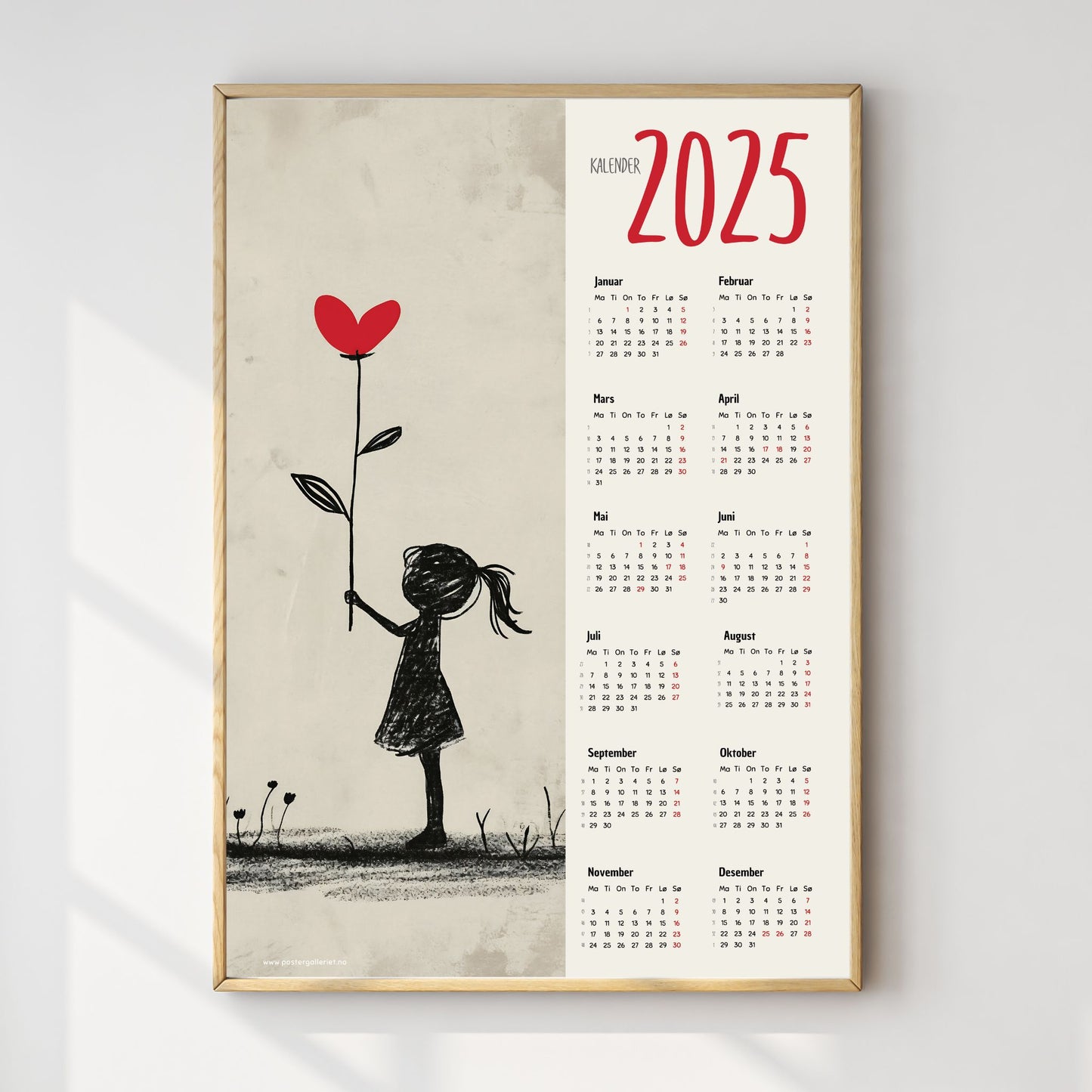 Planlegg året med stil med Kalender 2025! Kalenderen er både funksjonell og dekorativ, og passer perfekt på veggen. Ilustrasjonsfoto viser kalender i lys ramme.