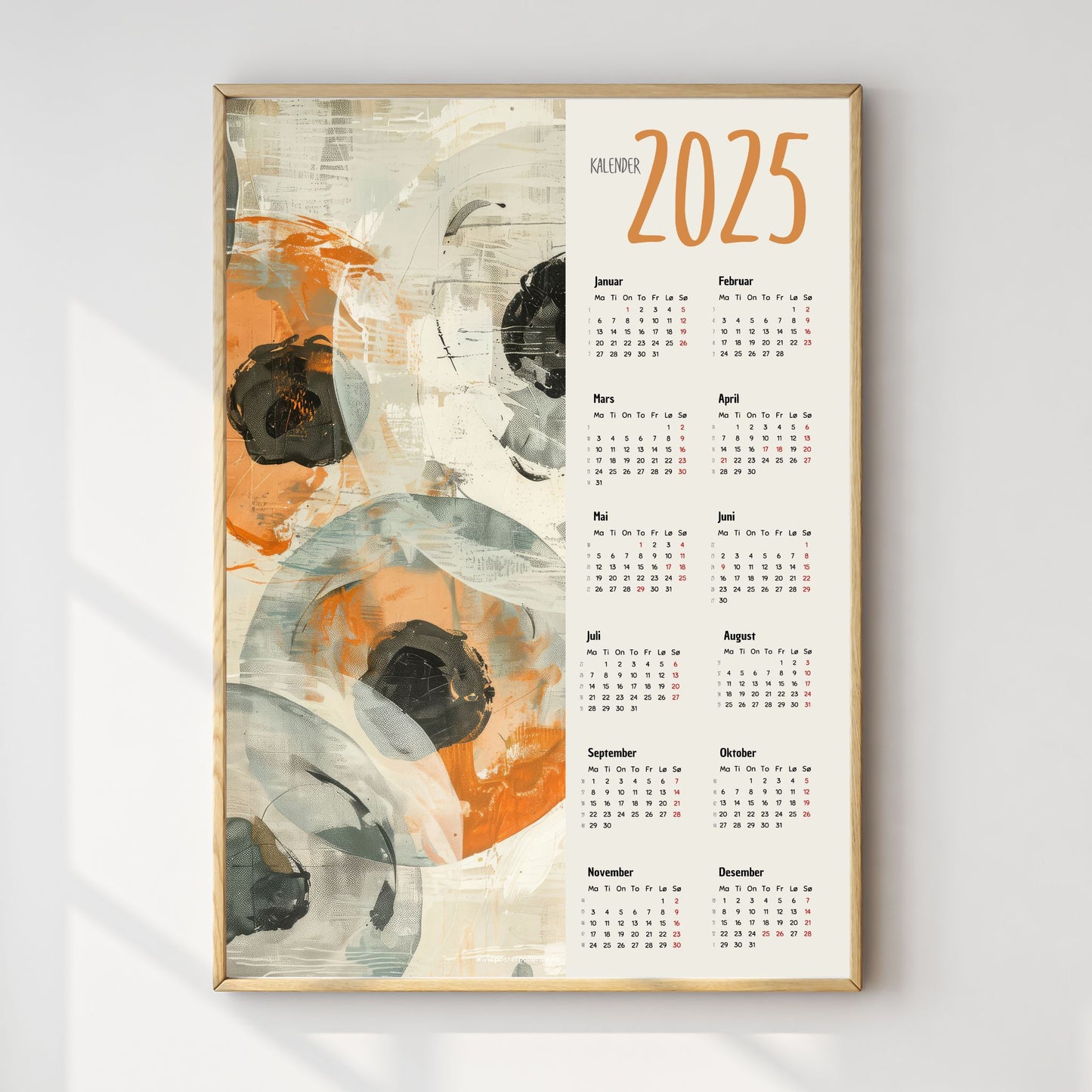 Planlegg året med stil med Kalender 2025! Kalenderen er både funksjonell og dekorativ, og passer perfekt på veggen. Ilustrasjonsfoto viser kalender i lys ramme.