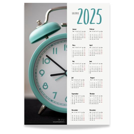 Planlegg året med stil med Kalender 2025! Kalenderen er både funksjonell og dekorativ, og passer perfekt på veggen. 
