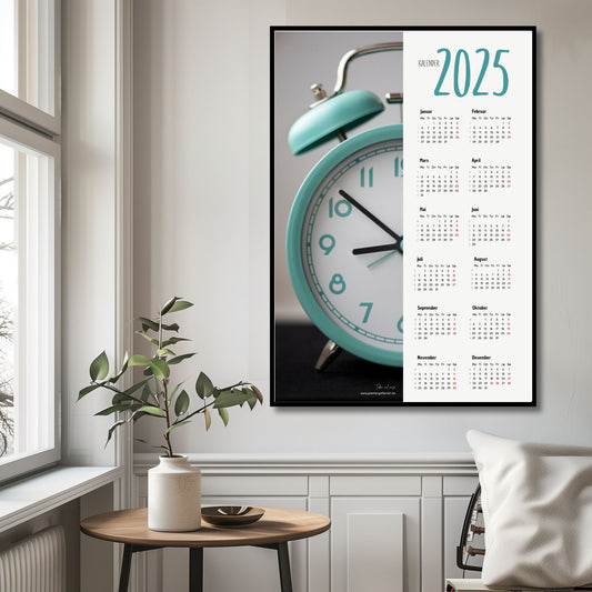 Planlegg året med stil med Kalender 2025! Kalenderen er både funksjonell og dekorativ, og passer perfekt på veggen. Ilustrasjonsfoto viser kalender i sort ramme.