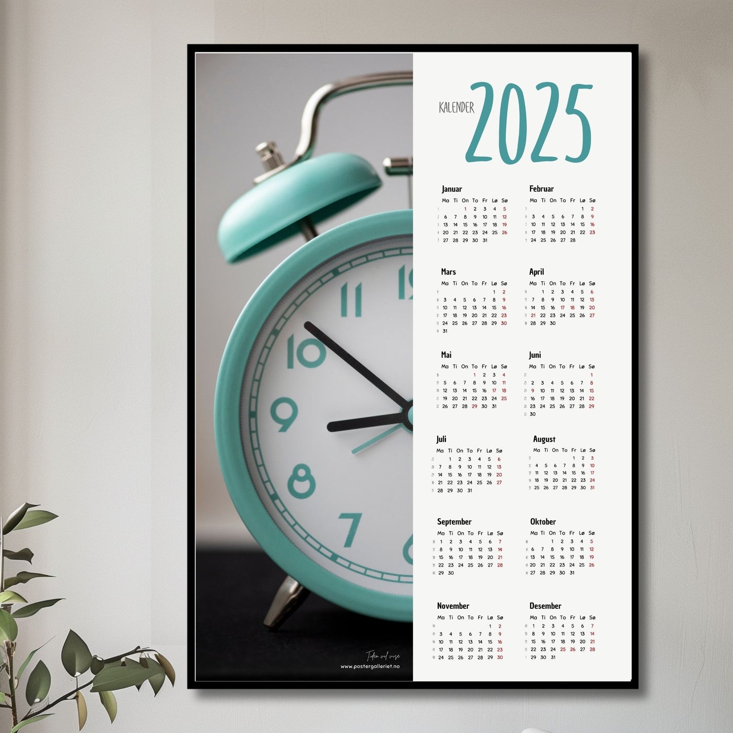 Planlegg året med stil med Kalender 2025! Kalenderen er både funksjonell og dekorativ, og passer perfekt på veggen. Ilustrasjonsfoto viser kalender i sort ramme.