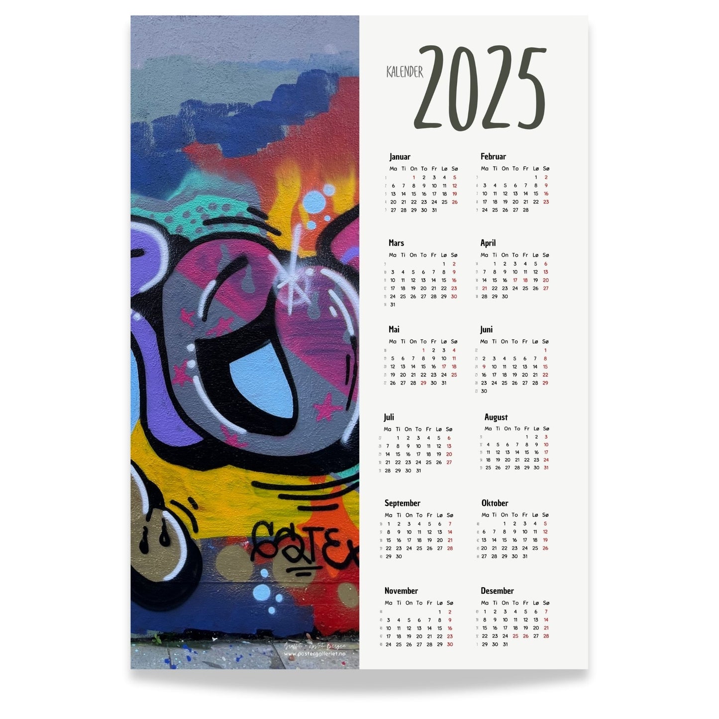 Planlegg året med stil med Kalender 2025! Kalenderen er både funksjonell og dekorativ, og passer perfekt på veggen. 