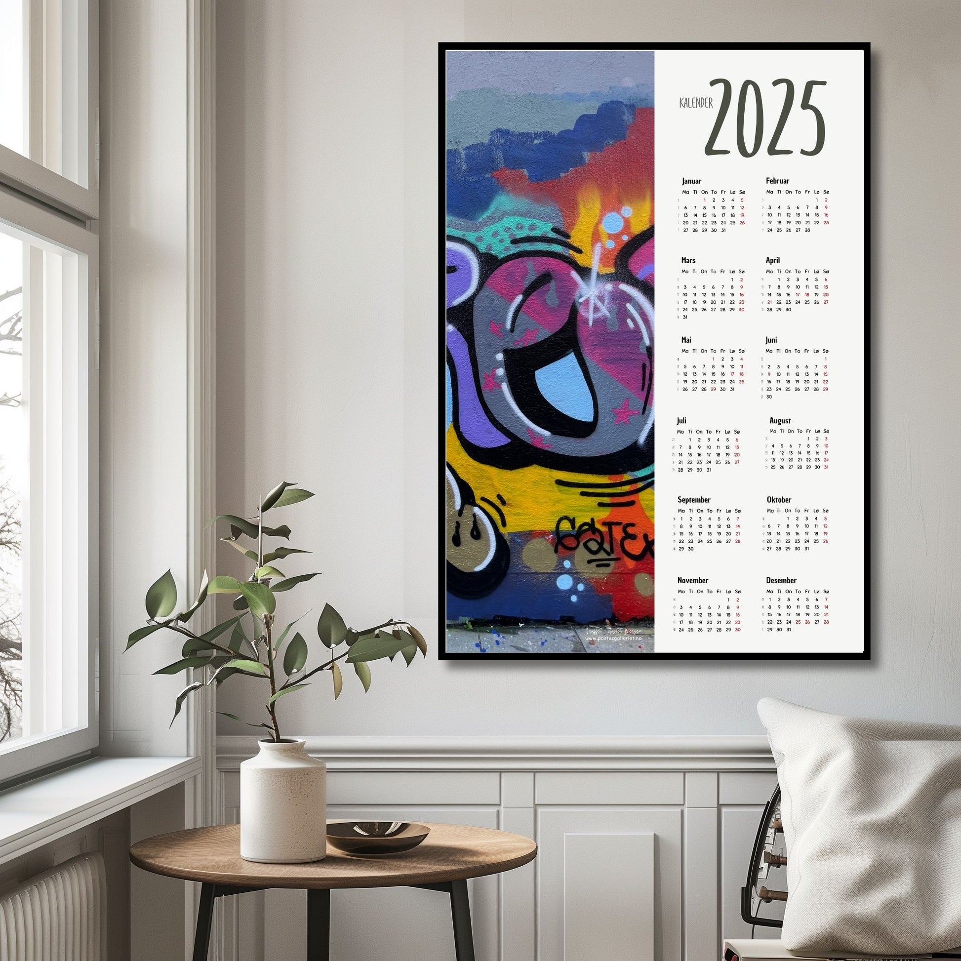 Planlegg året med stil med Kalender 2025! Kalenderen er både funksjonell og dekorativ, og passer perfekt på veggen. Ilustrasjonsfoto viser kalender i sort ramme.