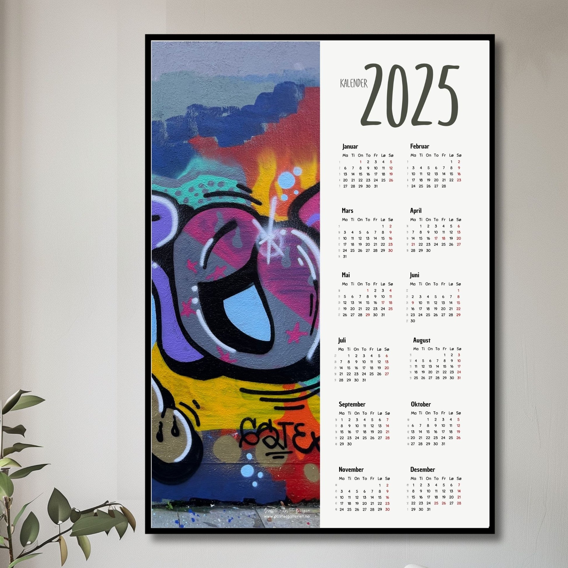 Planlegg året med stil med Kalender 2025! Kalenderen er både funksjonell og dekorativ, og passer perfekt på veggen. Ilustrasjonsfoto viser kalender i sort ramme.