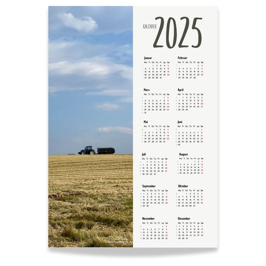 Planlegg året med stil med Kalender 2025! Kalenderen er både funksjonell og dekorativ, og passer perfekt på veggen.  