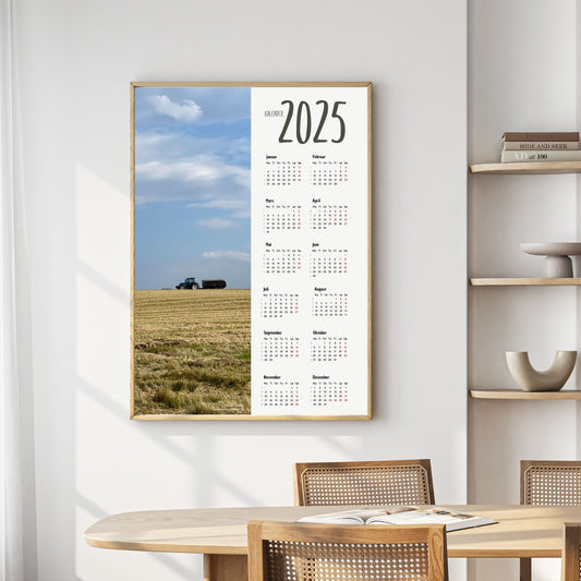 Planlegg året med stil med Kalender 2025! Kalenderen er både funksjonell og dekorativ, og passer perfekt på veggen. Ilustrasjonsfoto viser kalender i lys ramme.