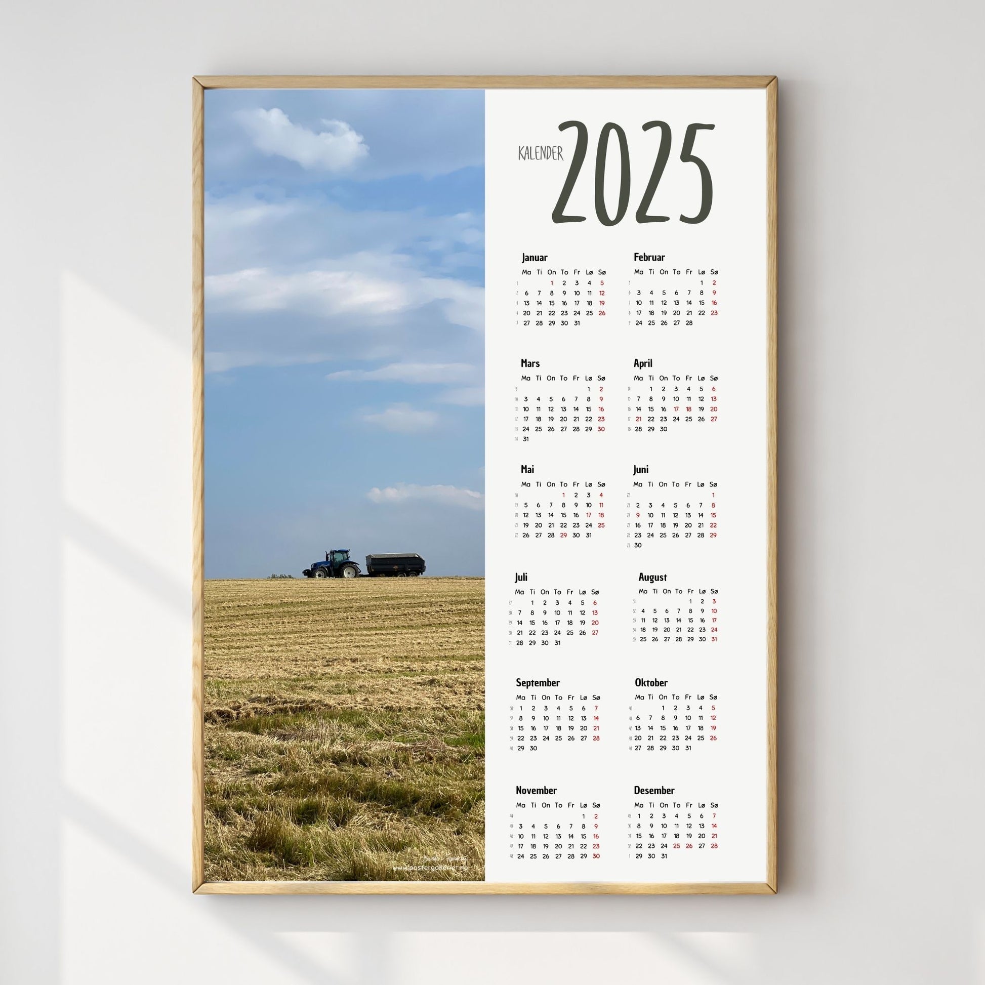 Planlegg året med stil med Kalender 2025! Kalenderen er både funksjonell og dekorativ, og passer perfekt på veggen. Ilustrasjonsfoto viser kalender i lys ramme.