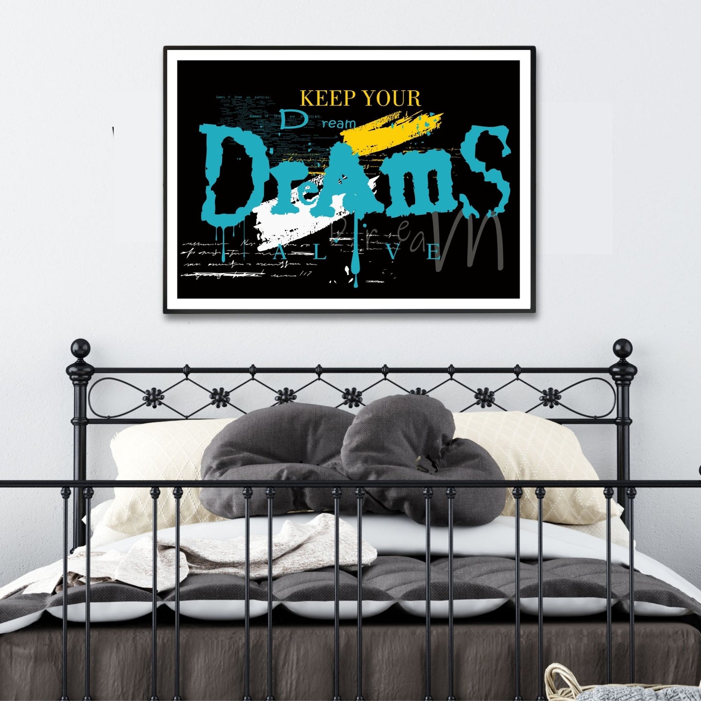 Dette unike kunstverket har en svart bakgrunn som fremhever det dynamiske graffitimotivet, og består av fargene svart, gul, hvit, turkis og grått.  Illustrasjonsfoto viser motivet som plakat i svart ramme.