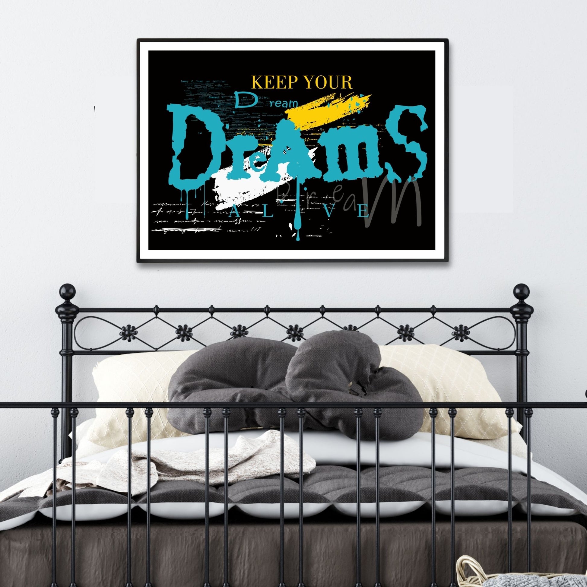 Dette unike kunstverket har en svart bakgrunn som fremhever det dynamiske graffitimotivet, og består av fargene svart, gul, hvit, turkis og grått.  Illustrasjonsfoto viser motivet som plakat i svart ramme.