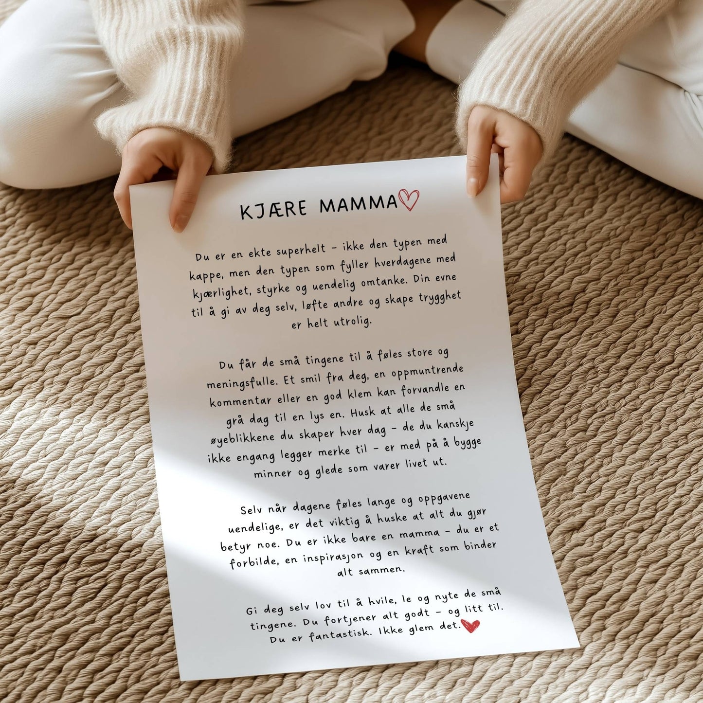 Gi mamma en gave som berører hjertet! Denne vakre plakaten, "Kjære Mamma", er fylt med rørende ord som hyller mødre for deres kjærlighet, styrke og omtanke. Illustrasjon viser plakat som print.