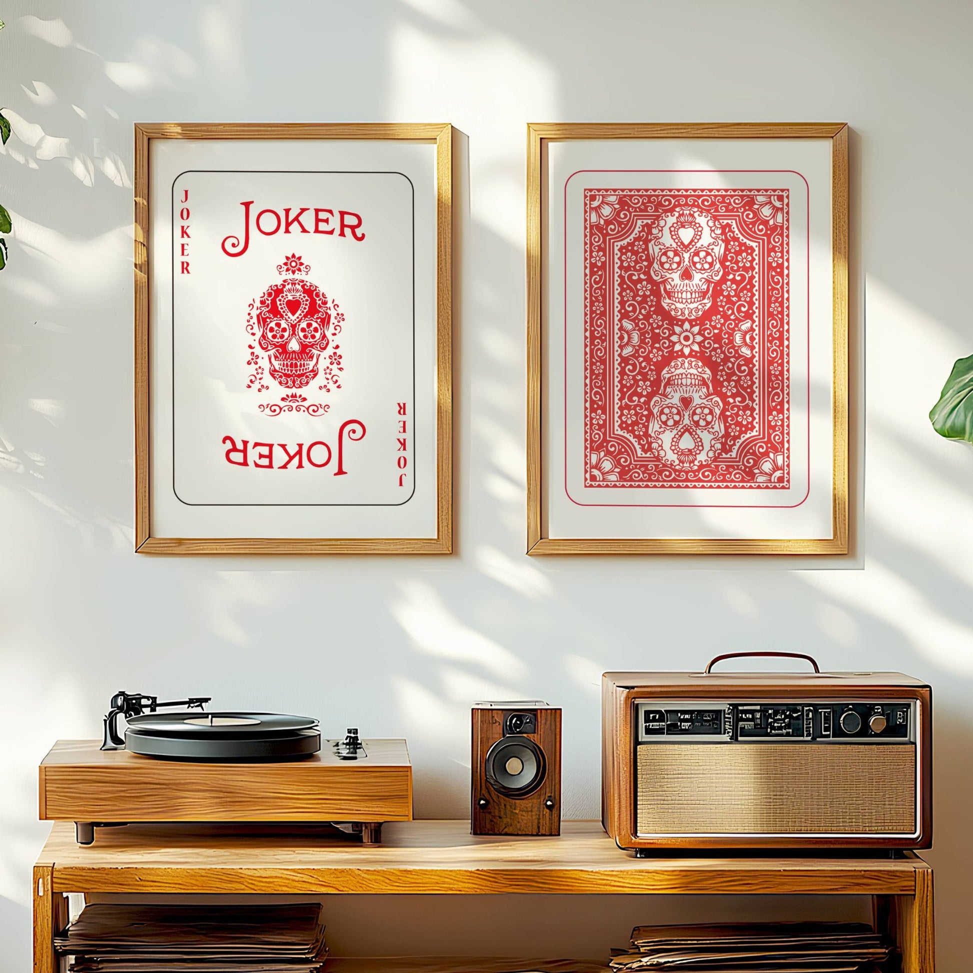 KORTSTOKK Bakside Rød Plakat og Rød Joker i stueinteriør – ikonisk rødt kortmotiv på vegg