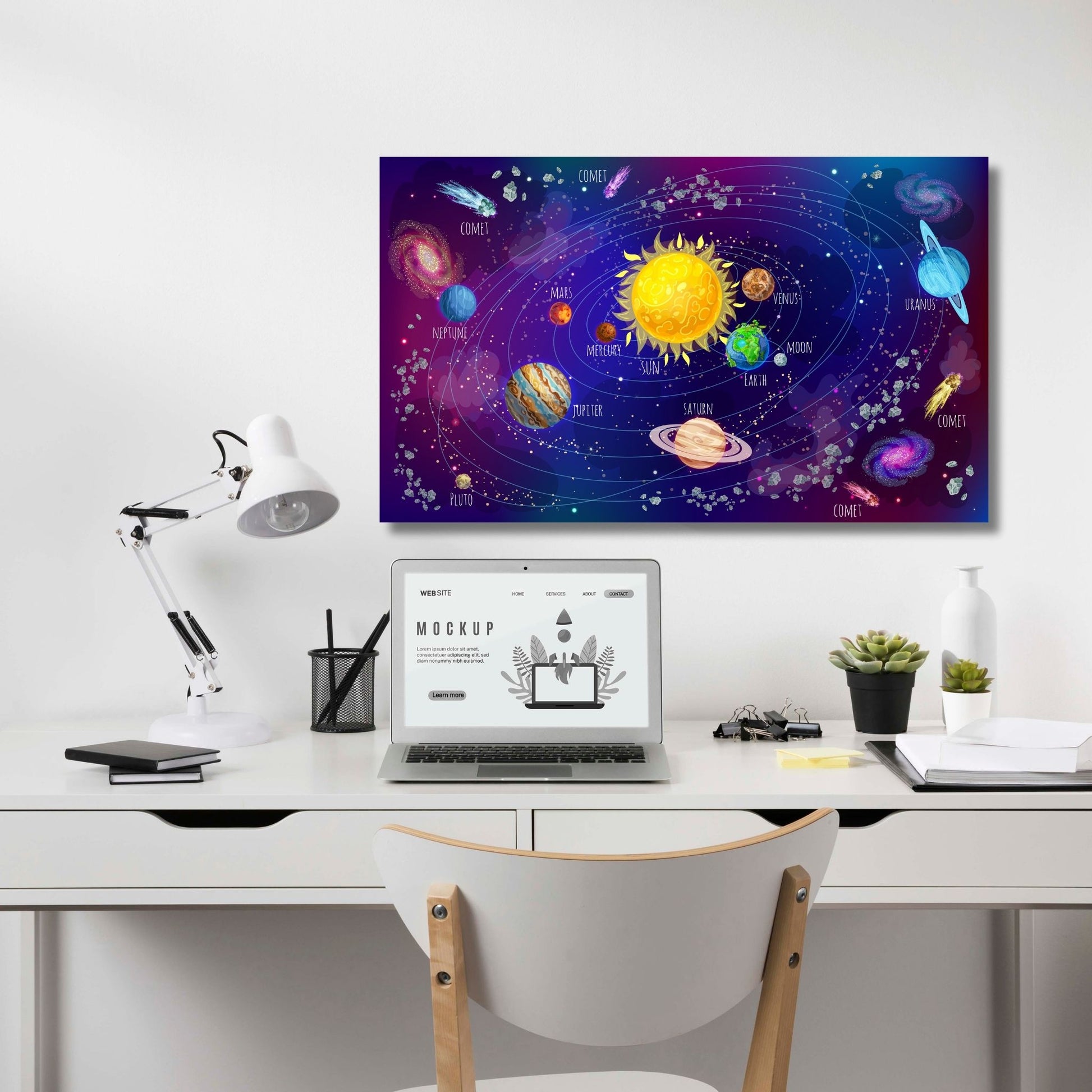 Grafisk illustrasjon av planeter i bane rundt sola. Illustrasjonsbilde viser motivet på lerret over et skrivebord.