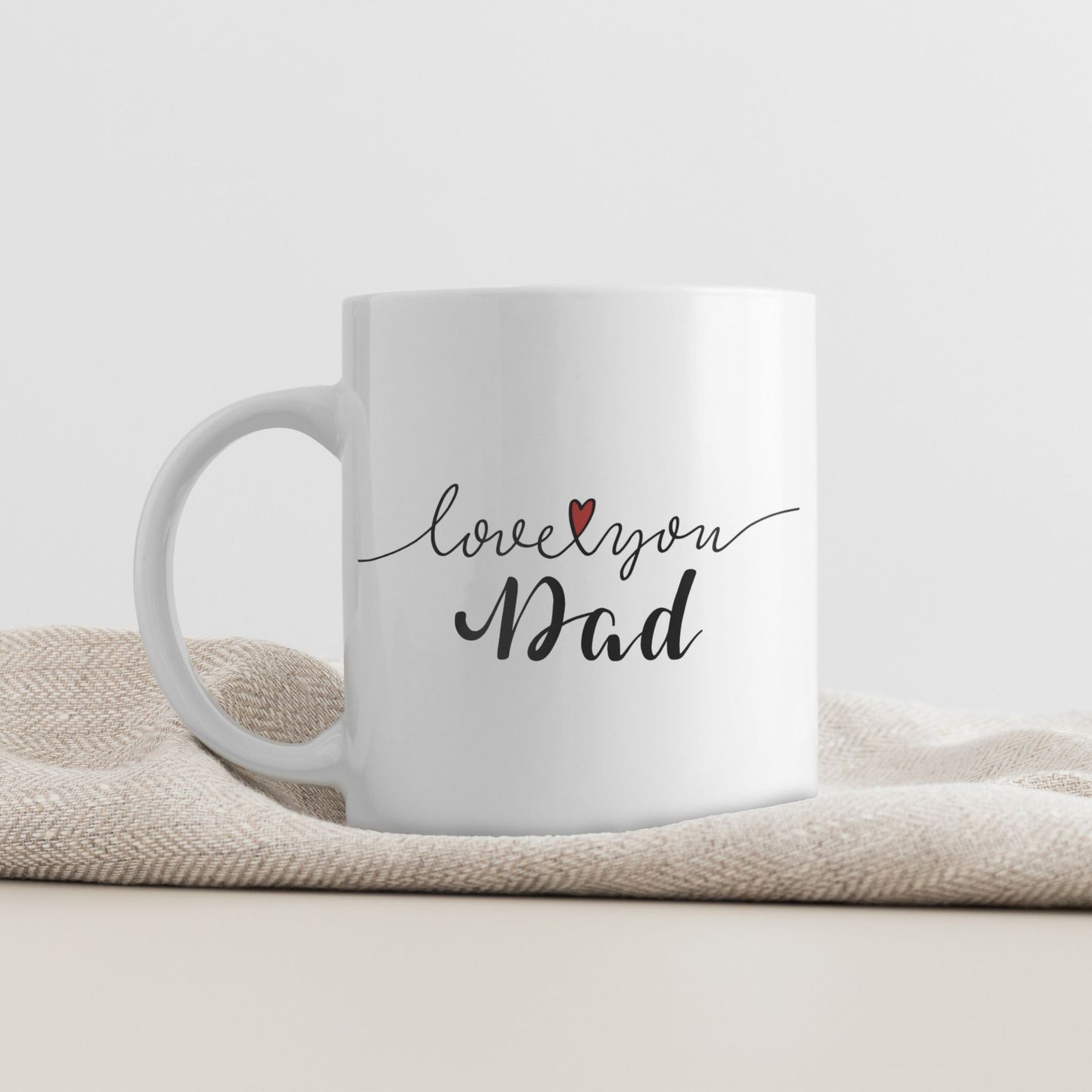 Et stilrent krus som uttrykker kjærlighet med enkel eleganse.
Med den håndtegnede teksten Love you Dad blir dette en tidløs gave til både farsdag og bursdag.