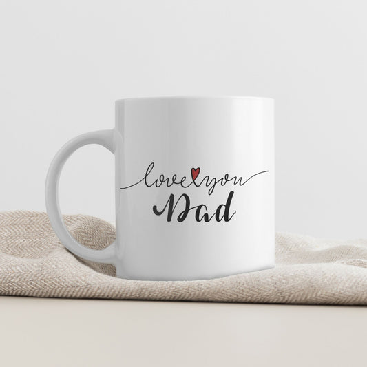 Et stilrent krus som uttrykker kjærlighet med enkel eleganse.
Med den håndtegnede teksten Love you Dad blir dette en tidløs gave til både farsdag og bursdag.