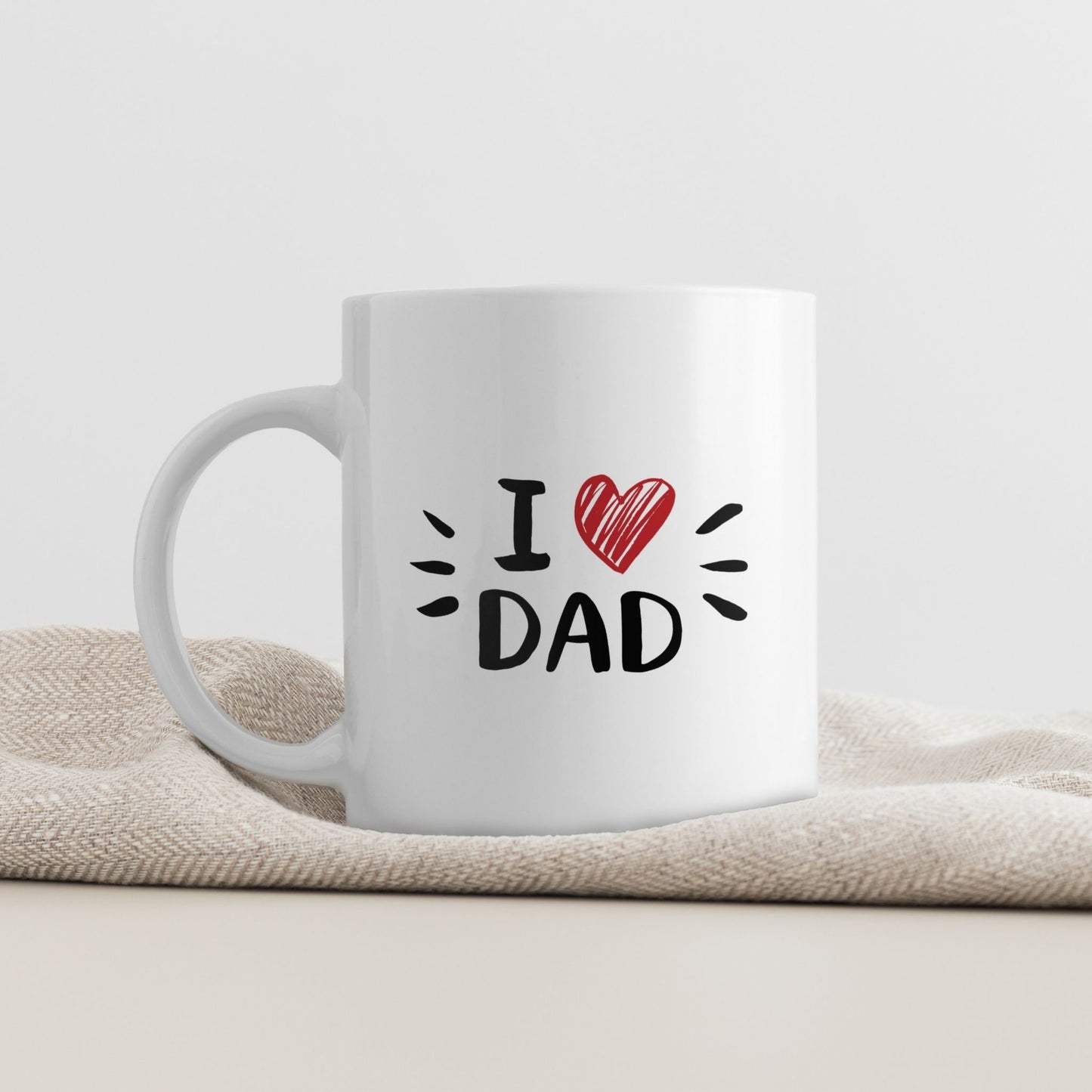 Et lekent krus med enkel og tydelig kjærlighetserklæring.
Designet i hvitt og rødt gir et friskt og moderne uttrykk – perfekt som en liten oppmuntring til pappa.